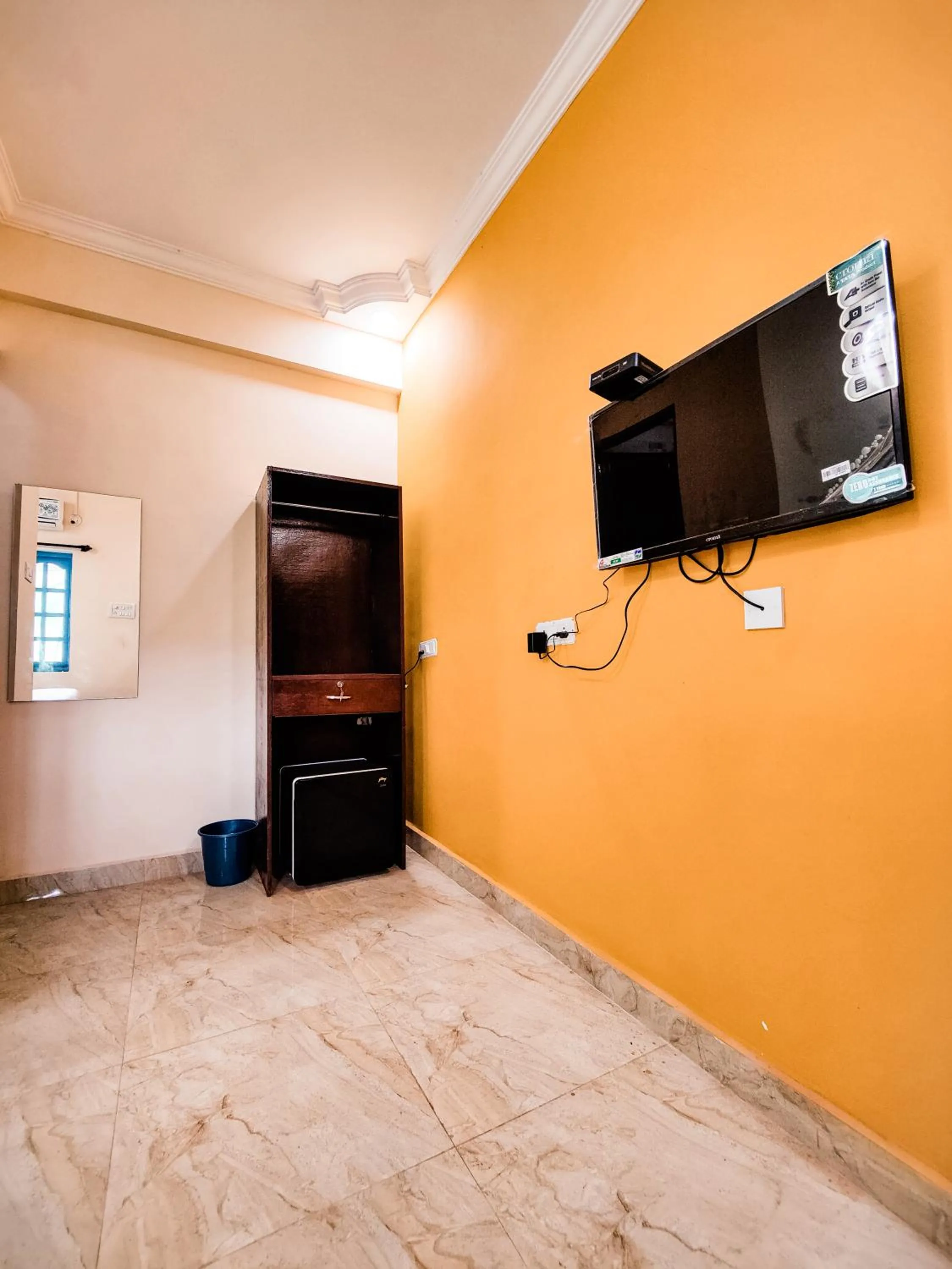 Communal lounge/ TV room in Hotel Candolim Aloft