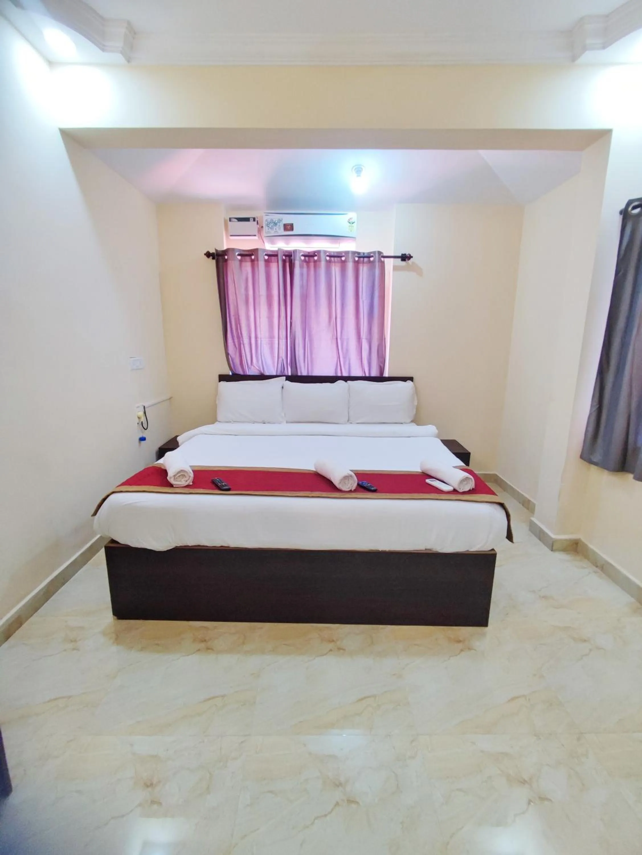 Photo of the whole room in Hotel Candolim Aloft