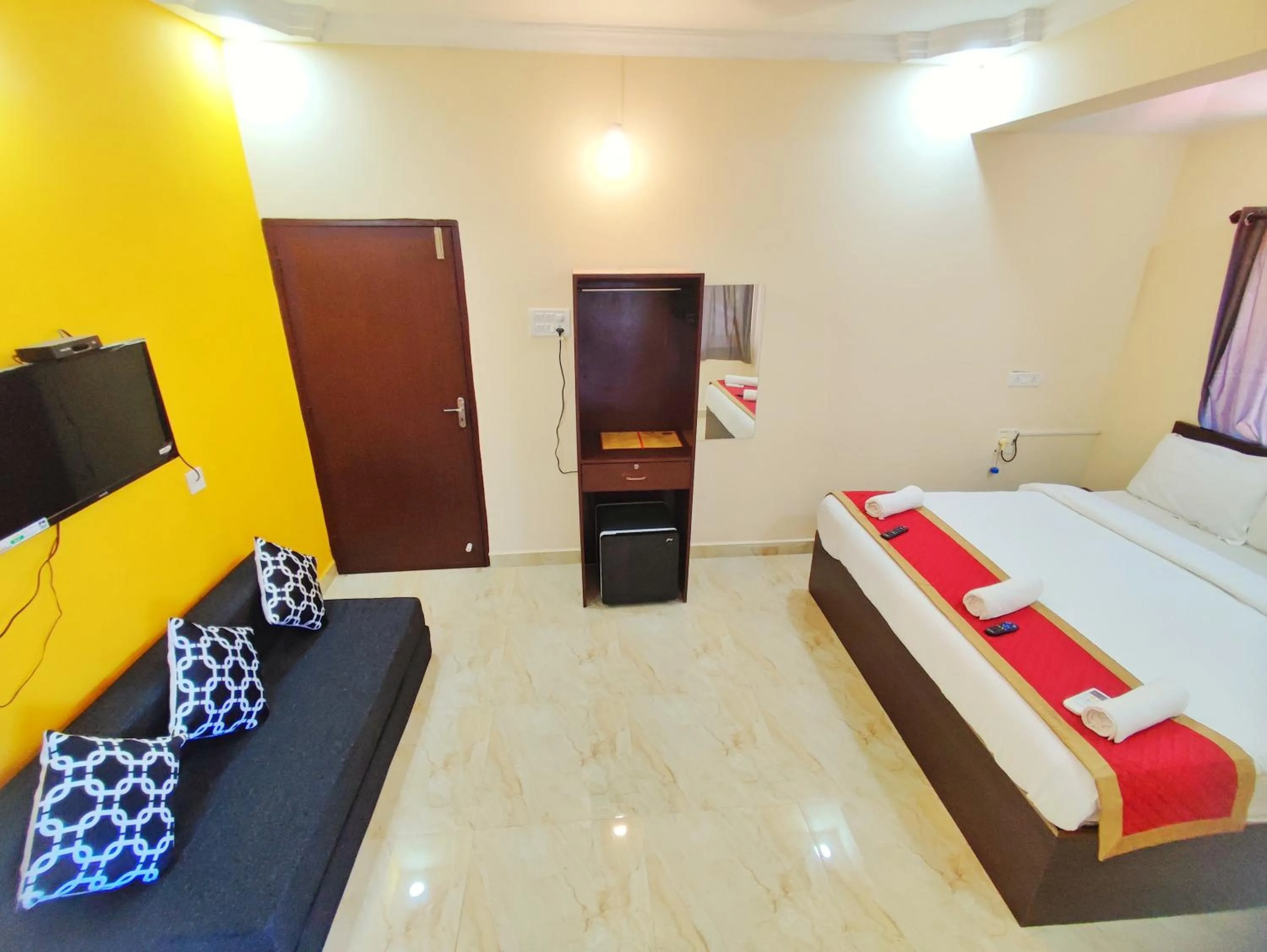 Photo of the whole room in Hotel Candolim Aloft