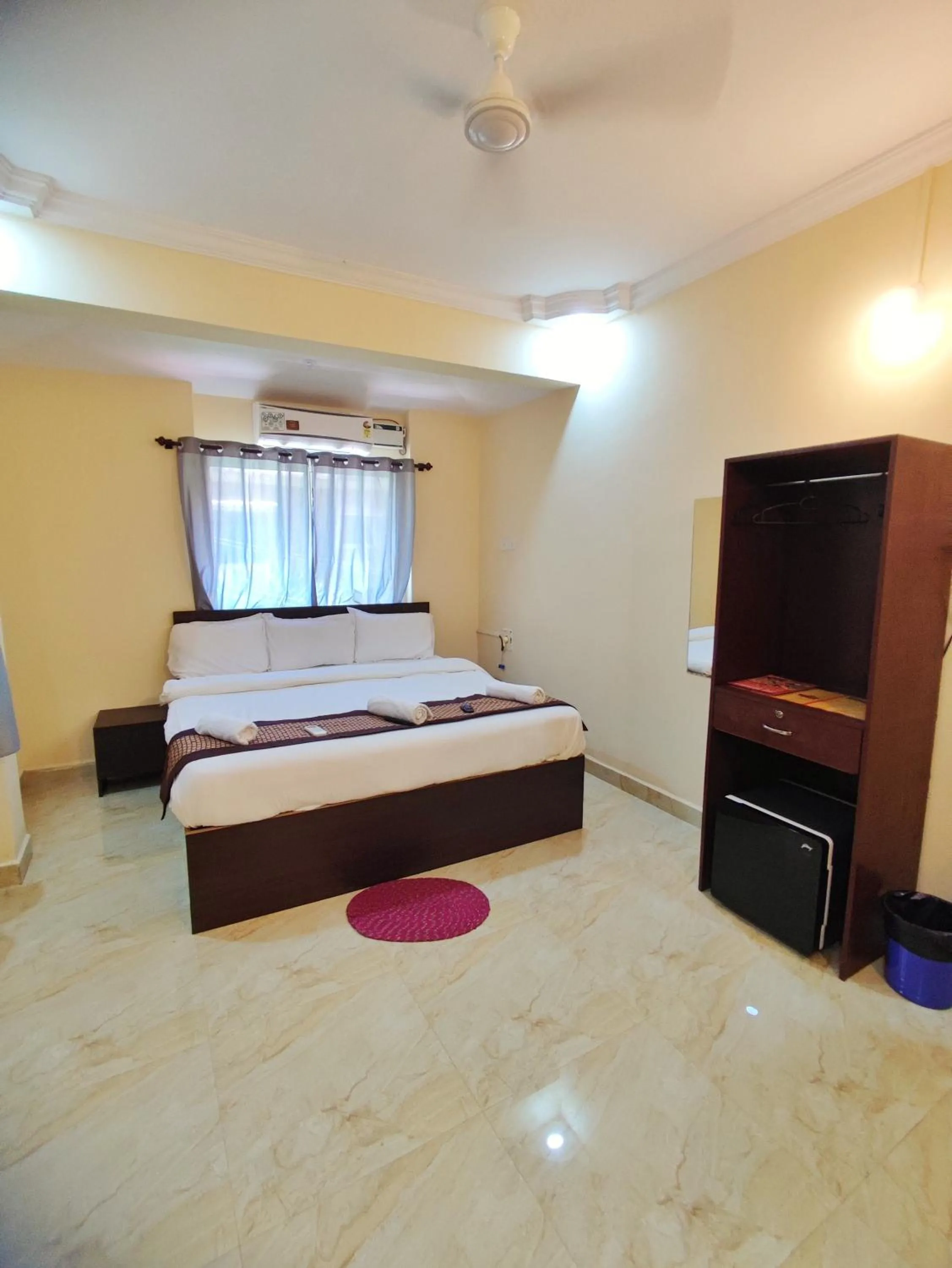 Photo of the whole room in Hotel Candolim Aloft