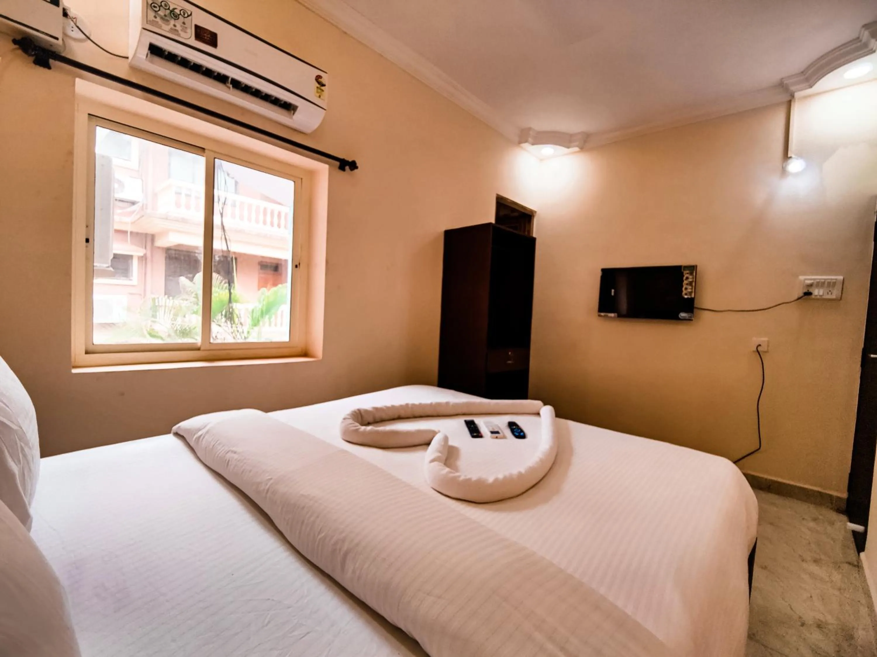 Bed in Hotel Candolim Aloft