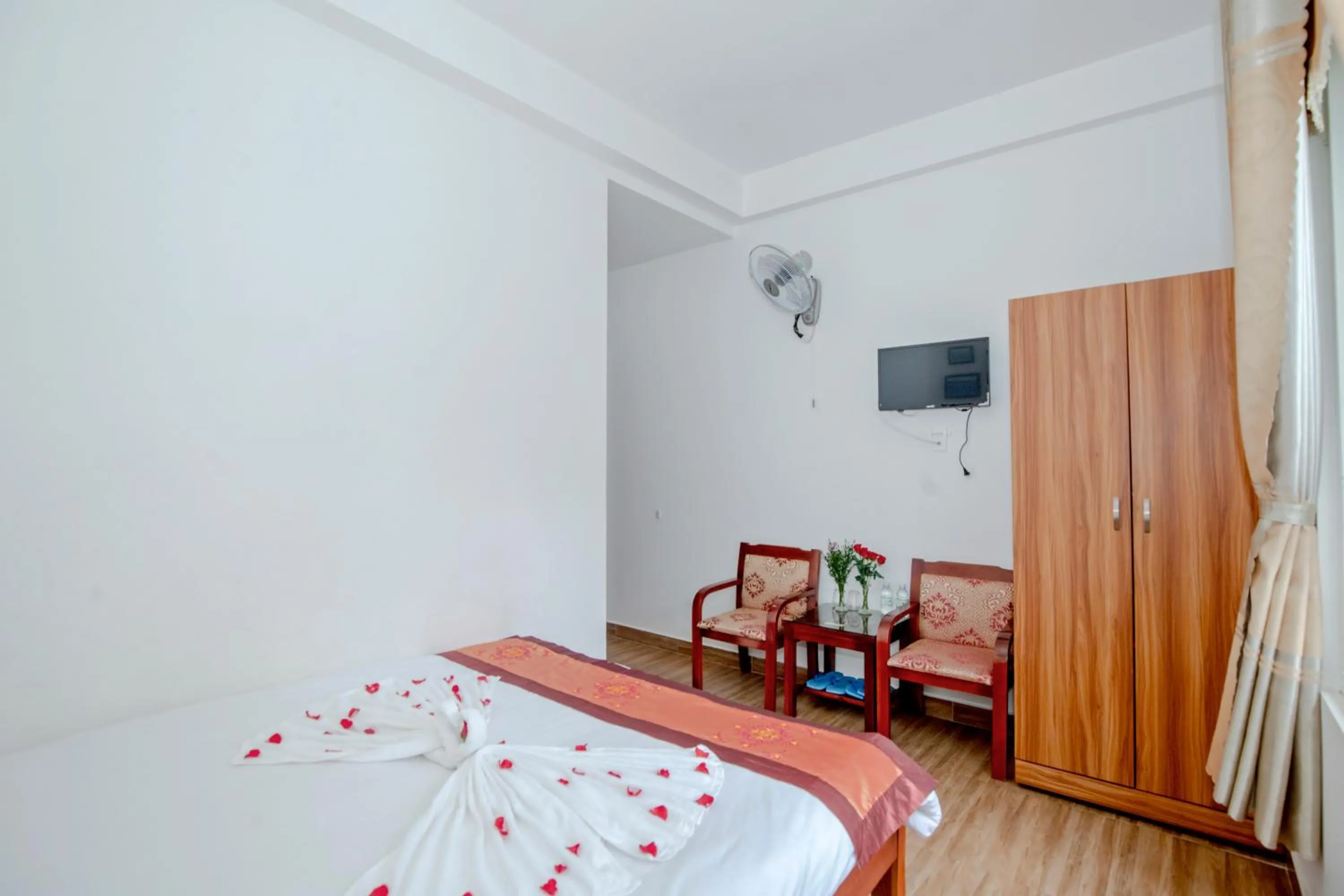 Photo of the whole room, Bed in Moc Nhien Hostel Da Lat