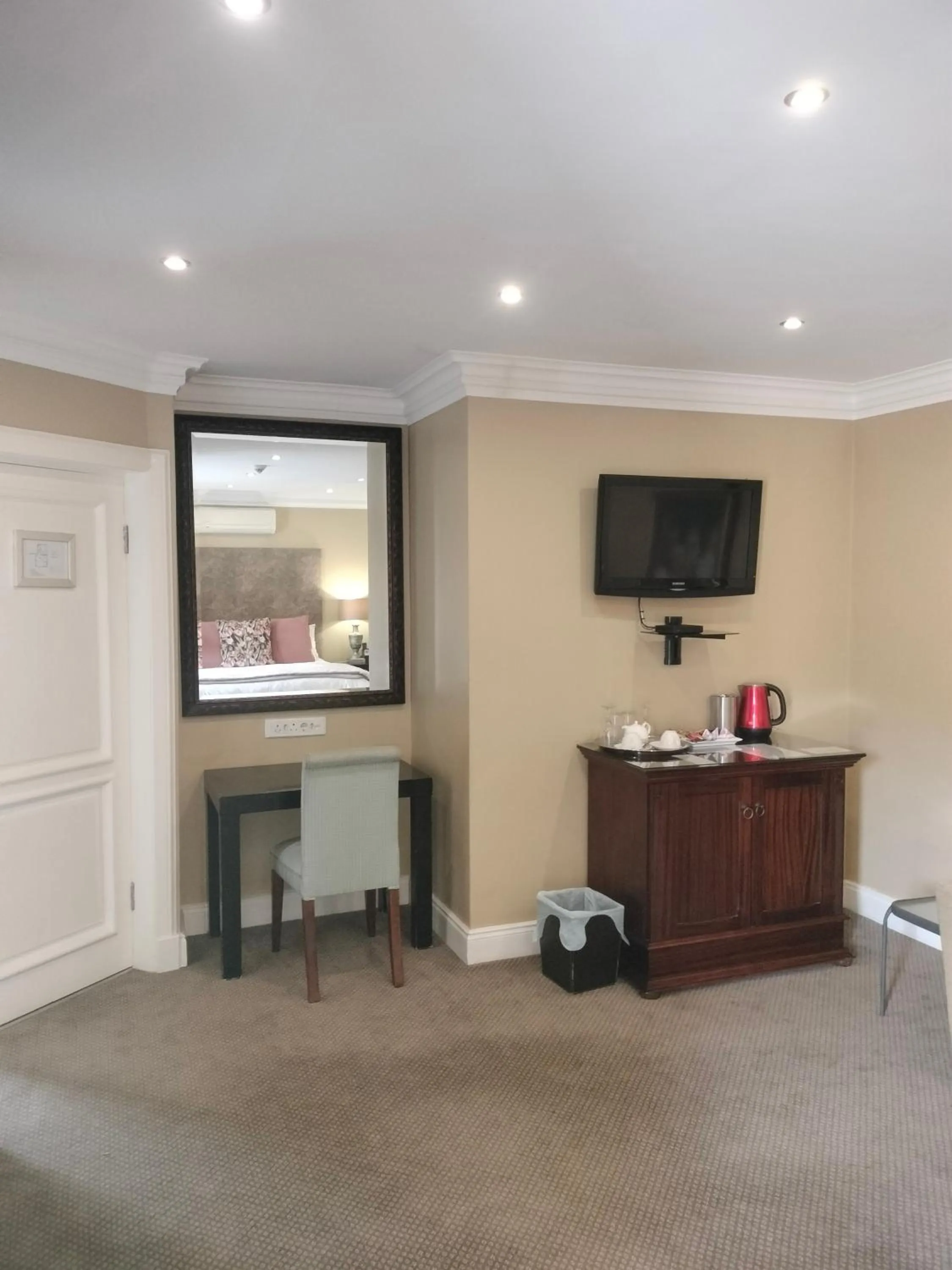 TV and multimedia in 131 on Herbert Baker Boutique Hotel