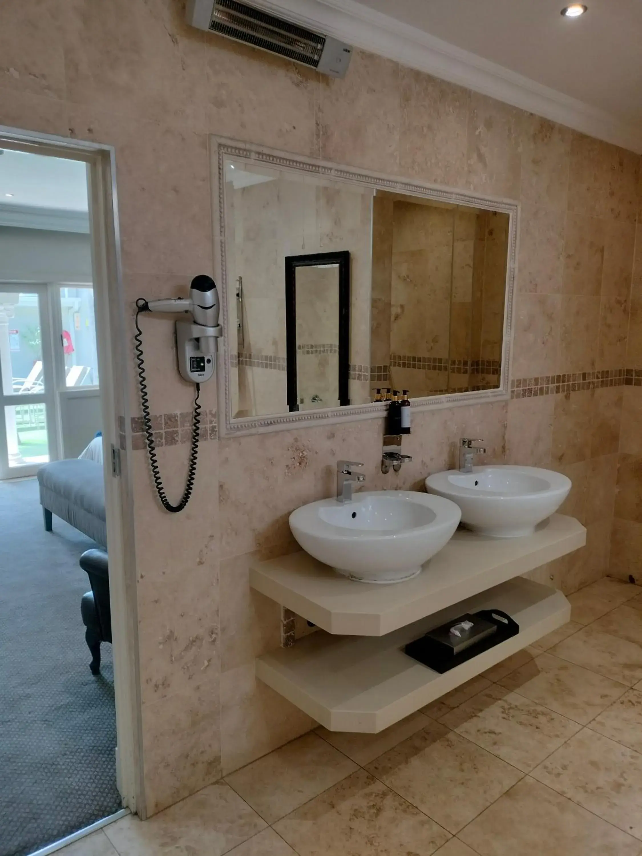 Deluxe Suite in 131 on Herbert Baker Boutique Hotel Deluxe Suite in 131 on Herbert Baker Boutique Hotel