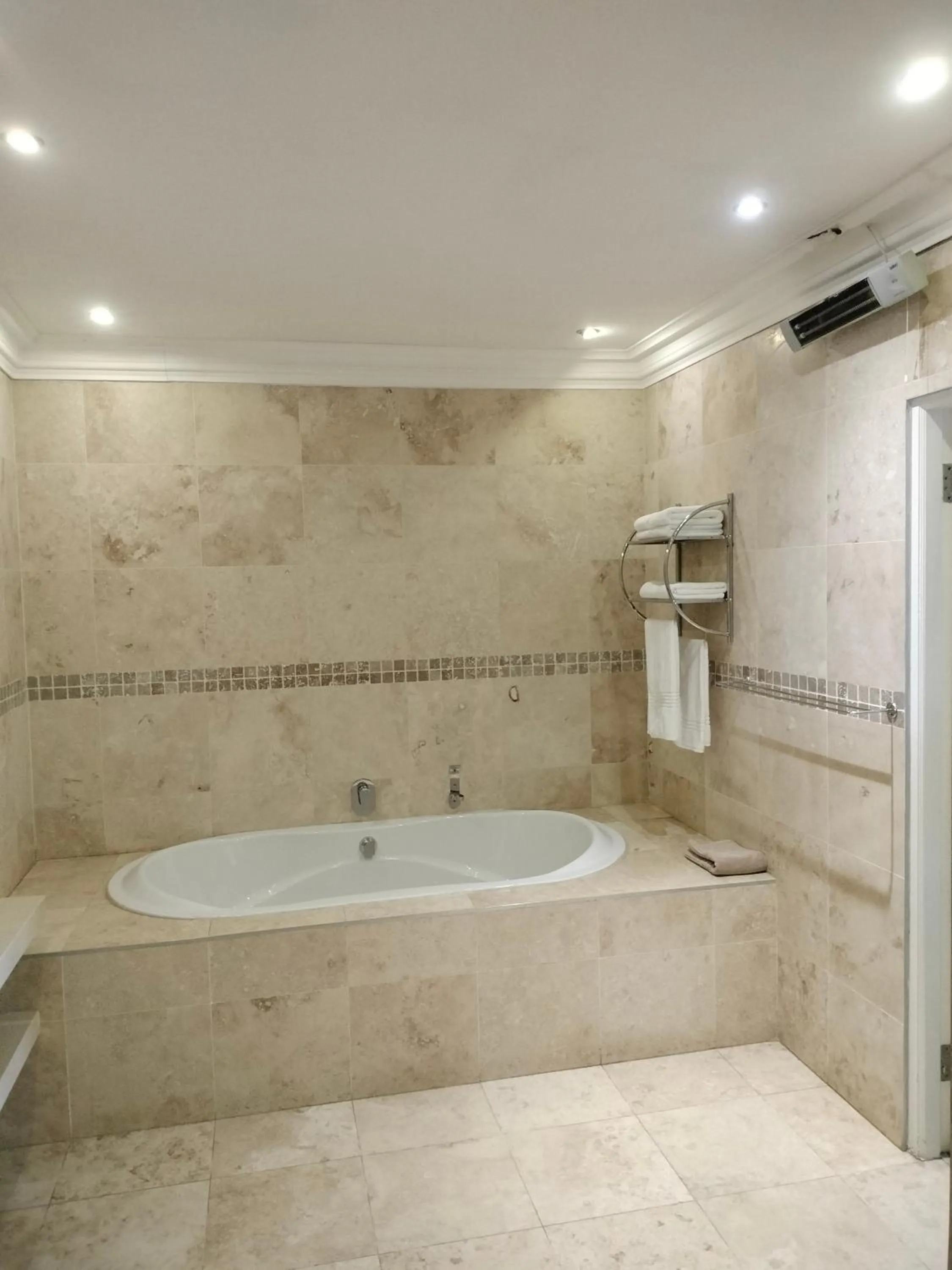 Bath in 131 on Herbert Baker Boutique Hotel