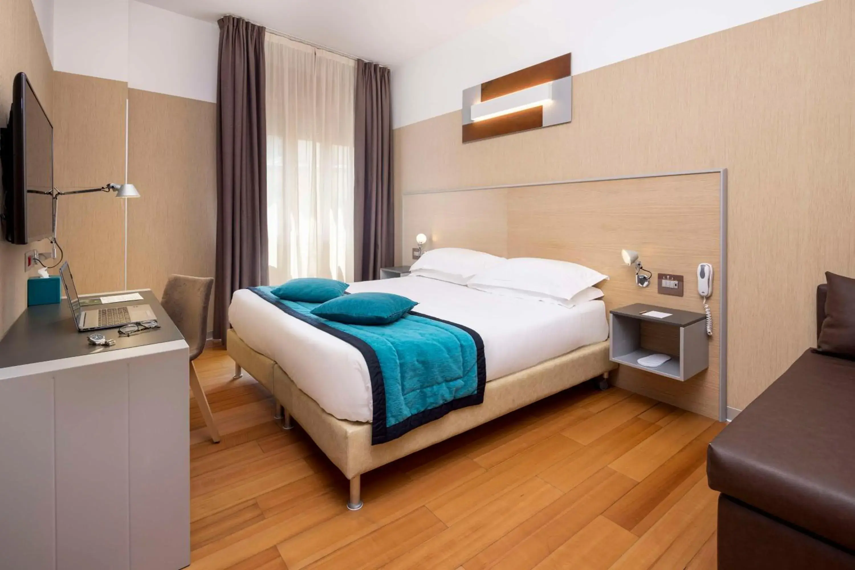 Deluxe King Room with Sofa Bed in Best Western Plus City Hotel Deluxe King Room with Sofa Bed in Best Western Plus City Hotel