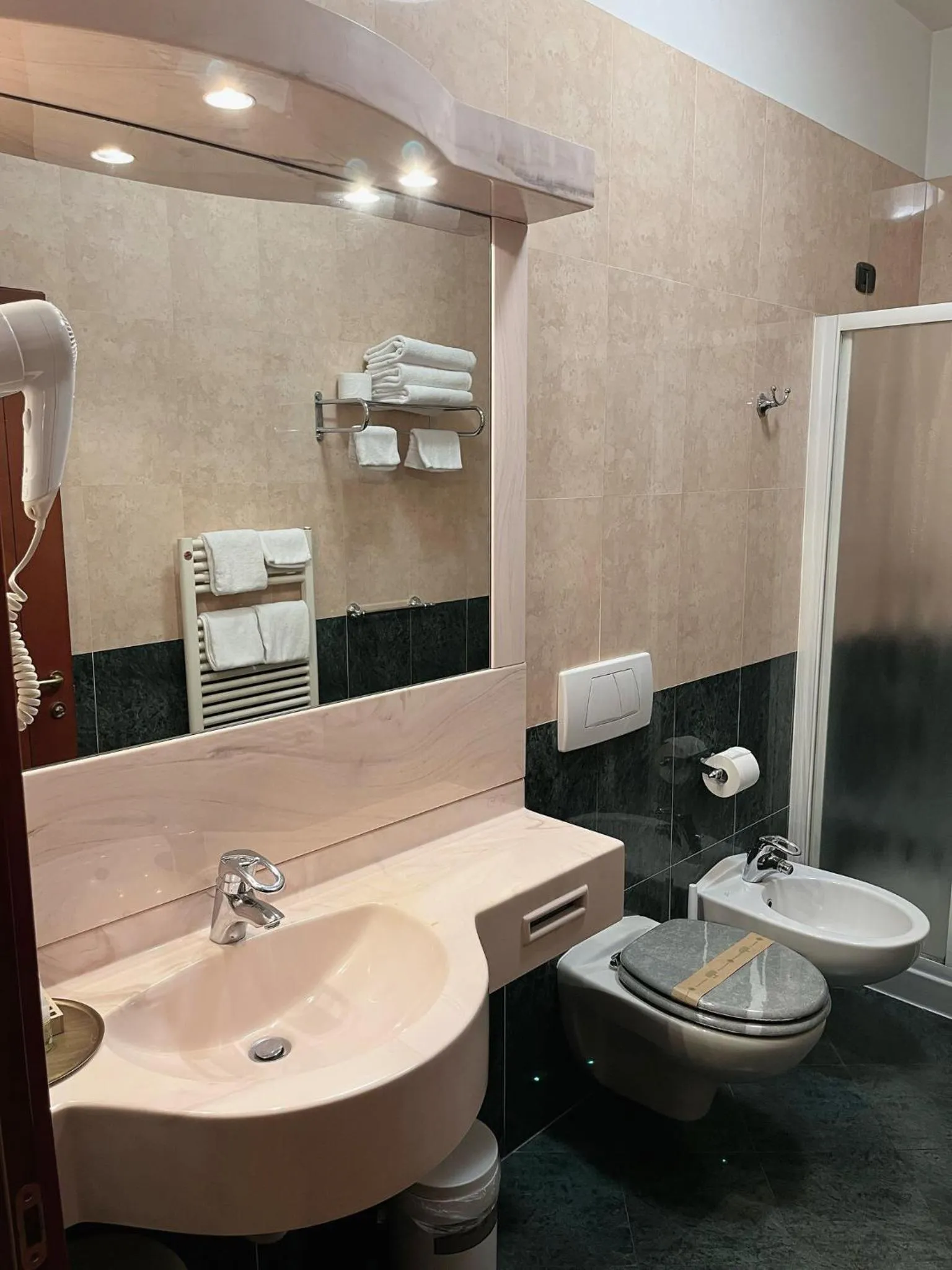 Shower in Hotel Valganna