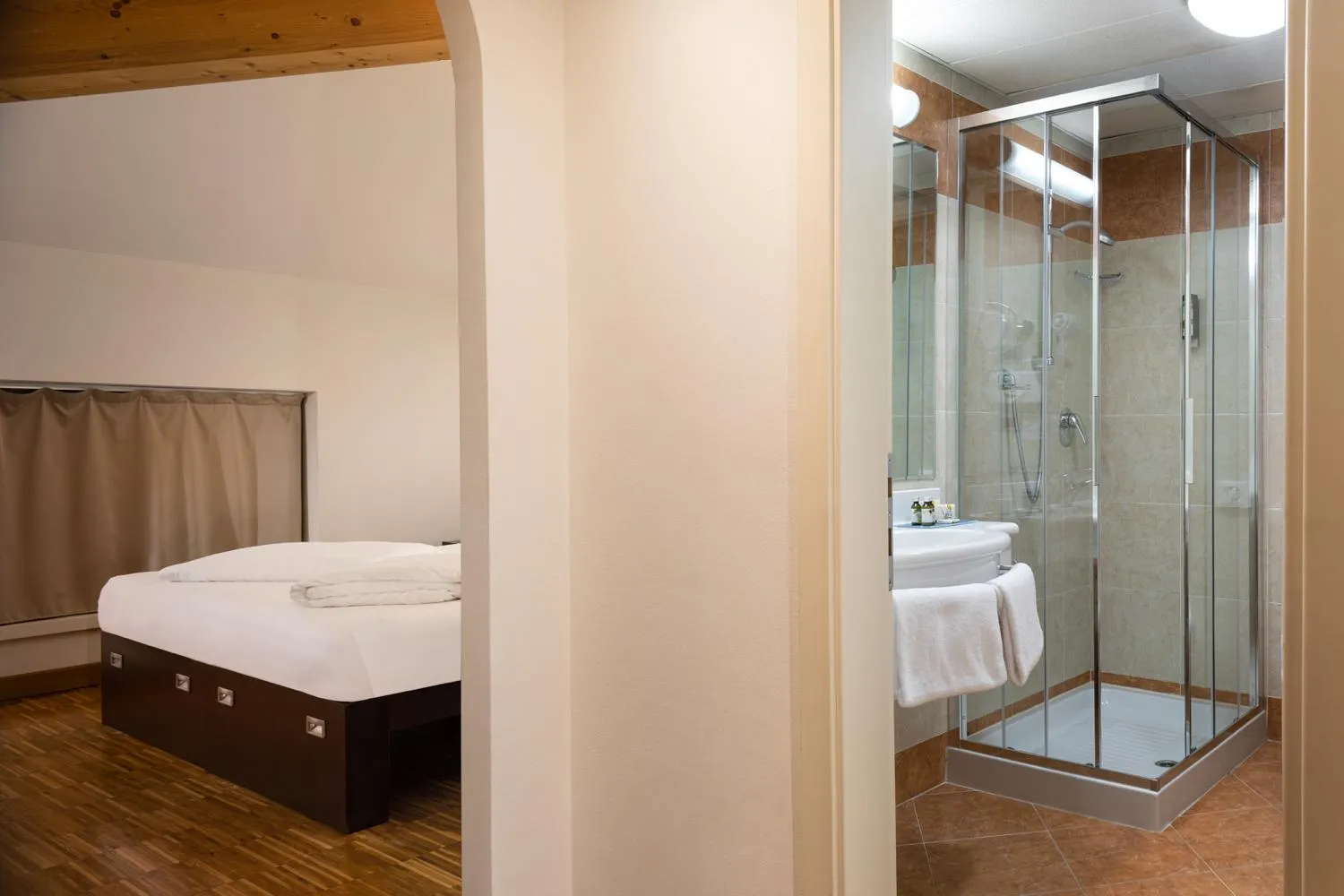 Shower in Astoria Resort