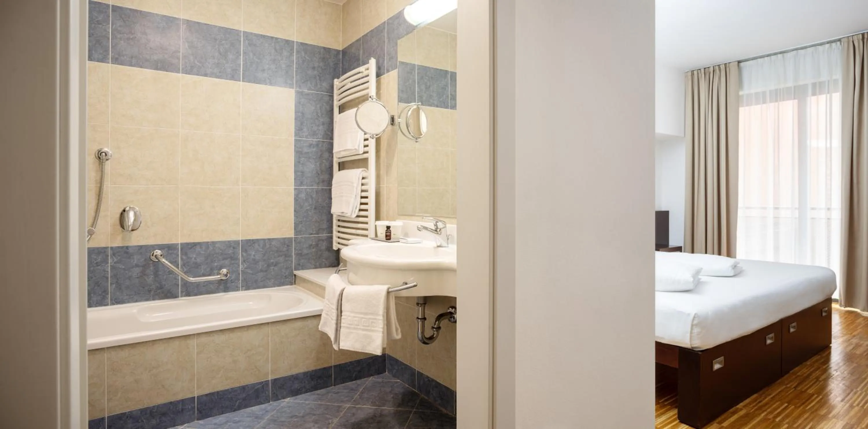 Bathroom, Bed in Astoria Resort
