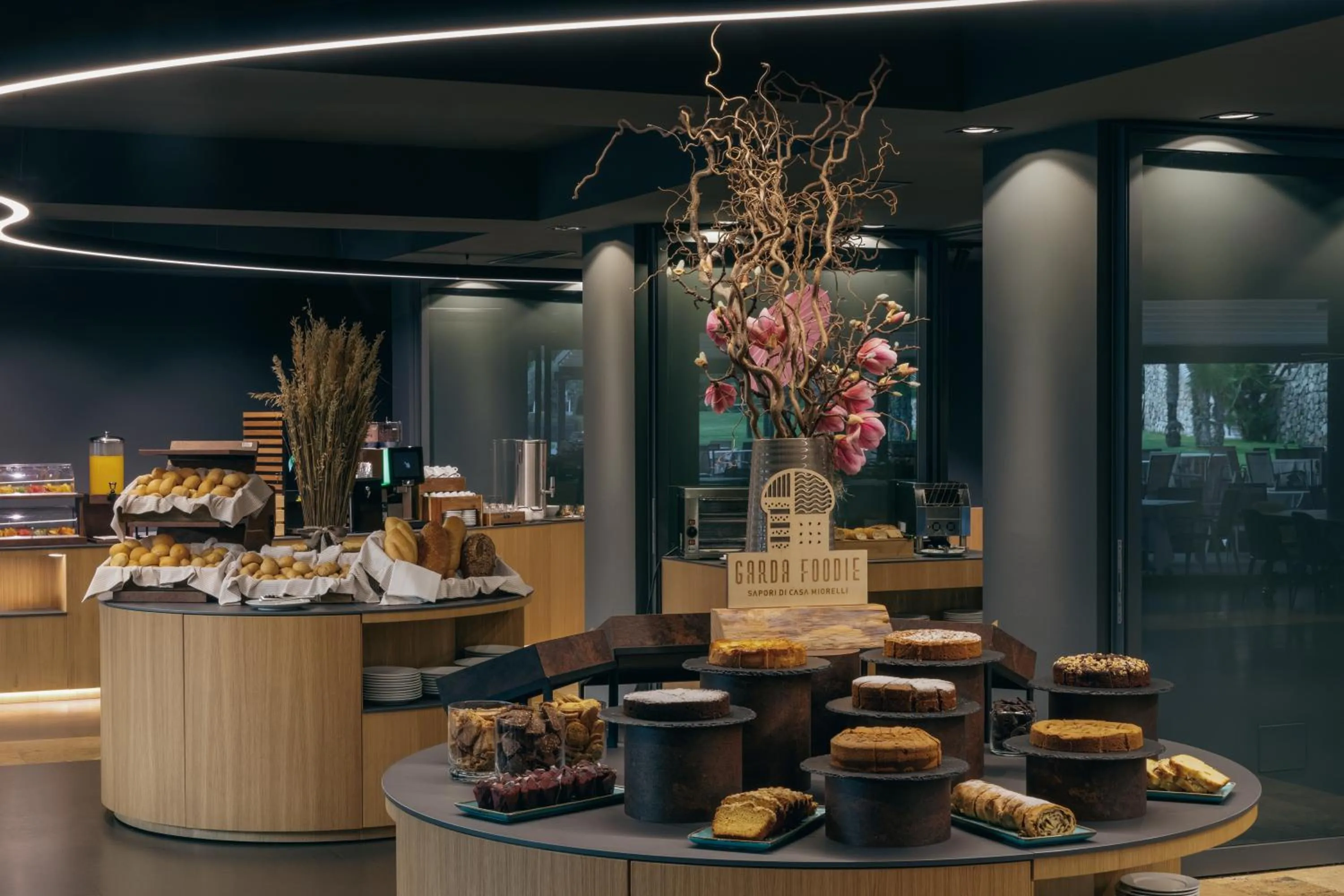 Restaurant/places to eat in Astoria Resort