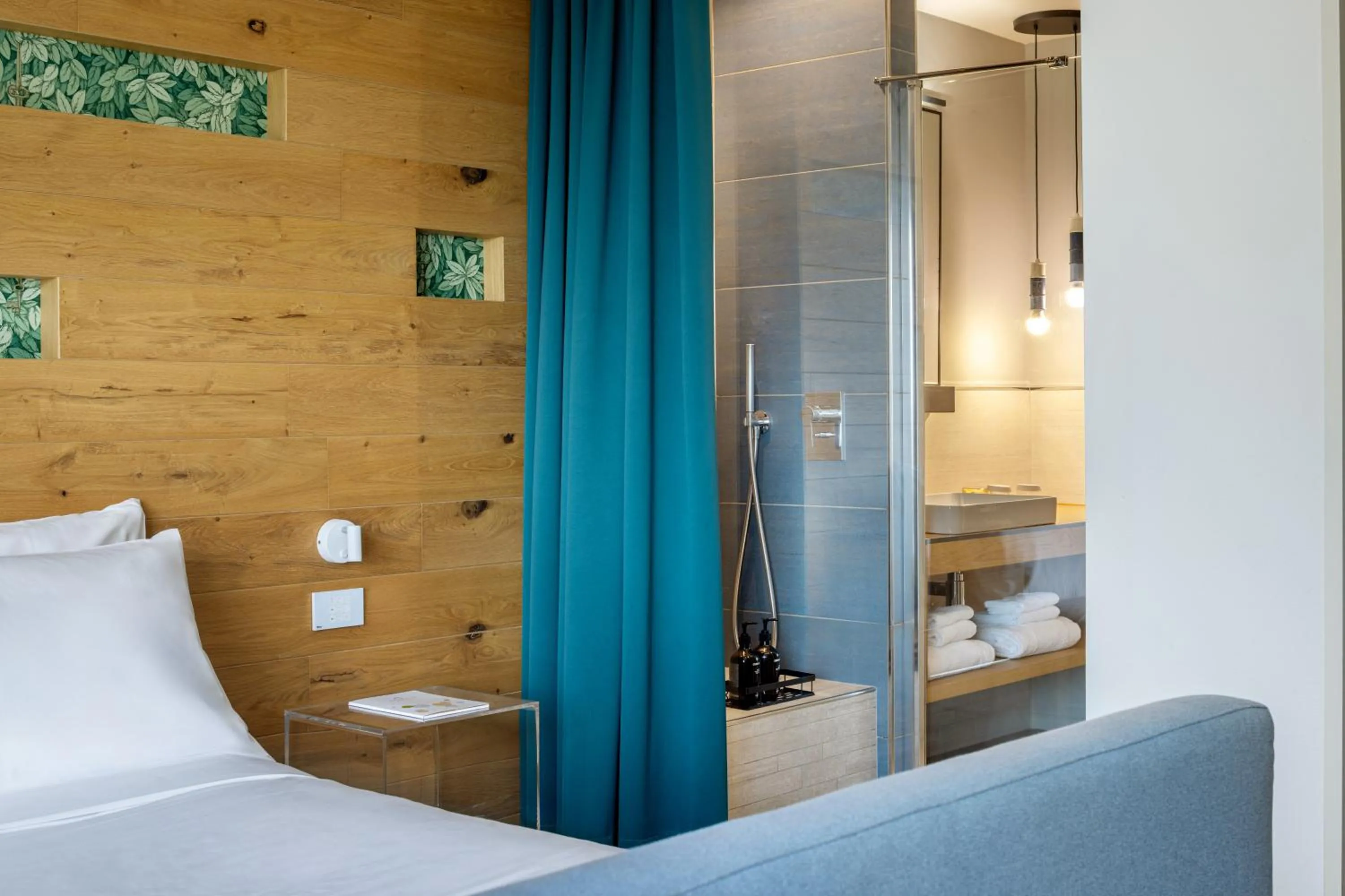 Shower, Bed in Astoria Resort