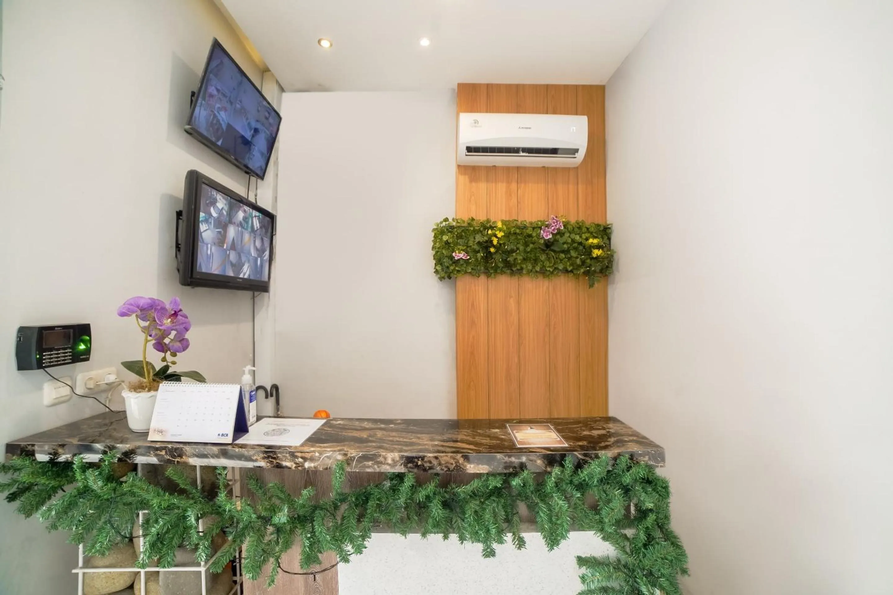 Lobby or reception in Capital O 90874 Millenium Inn 2