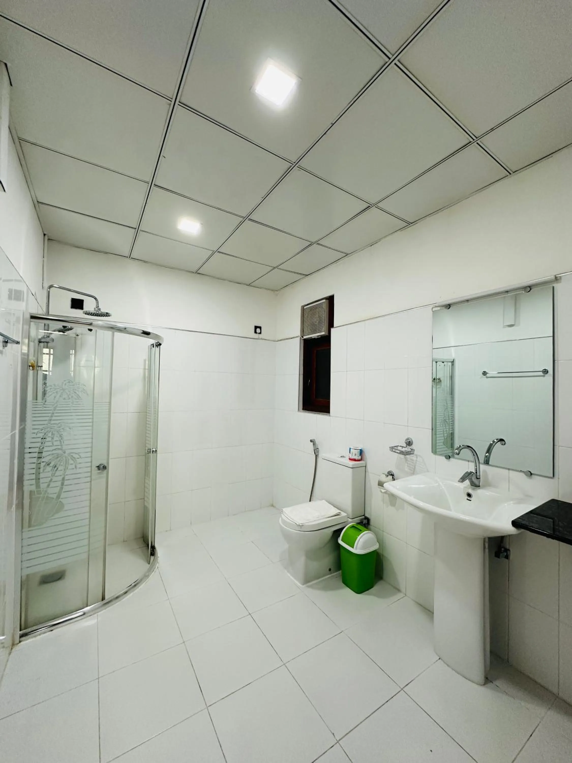 Shower in Moi Ella by DBI