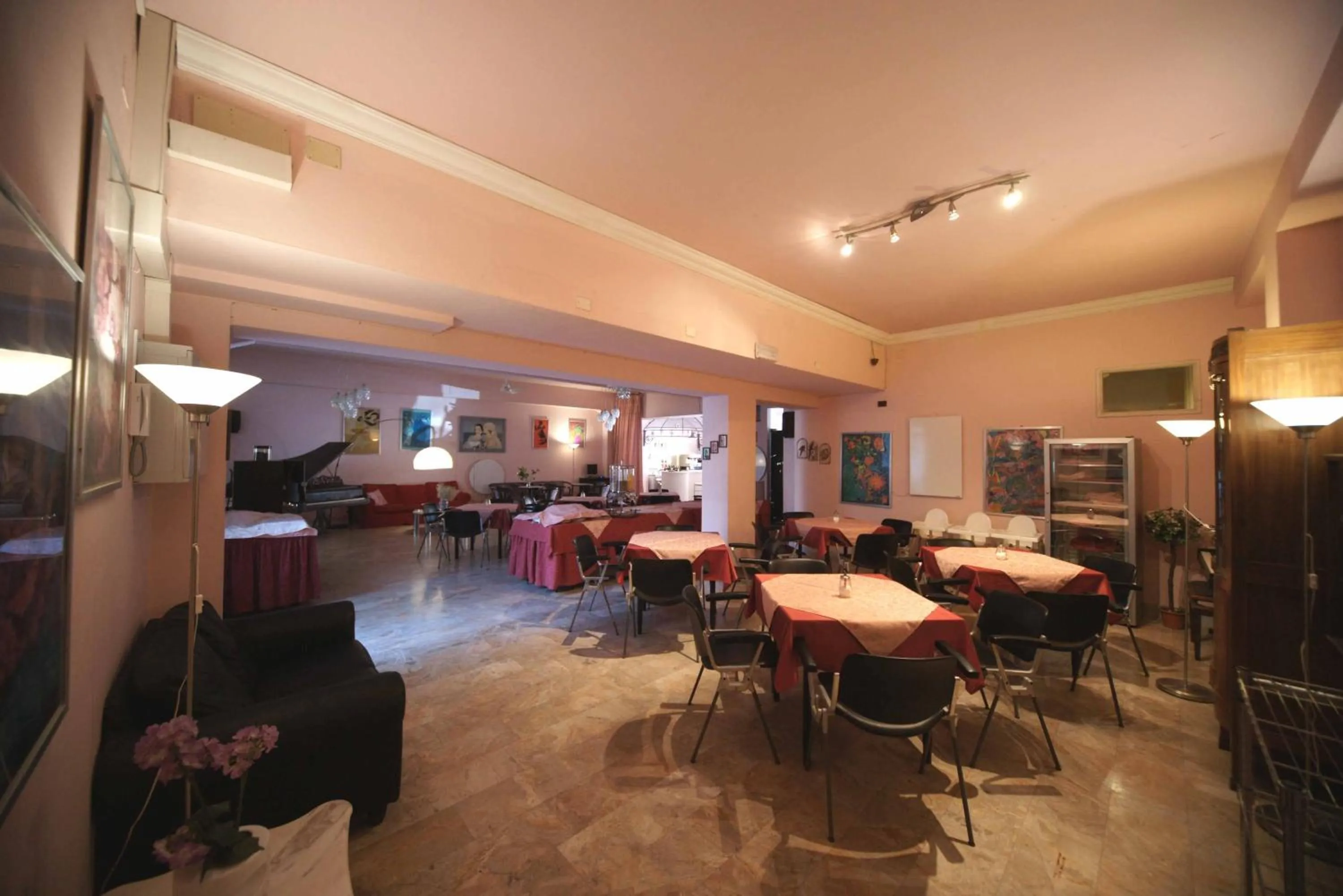 Restaurant/places to eat in Hotel Liberty