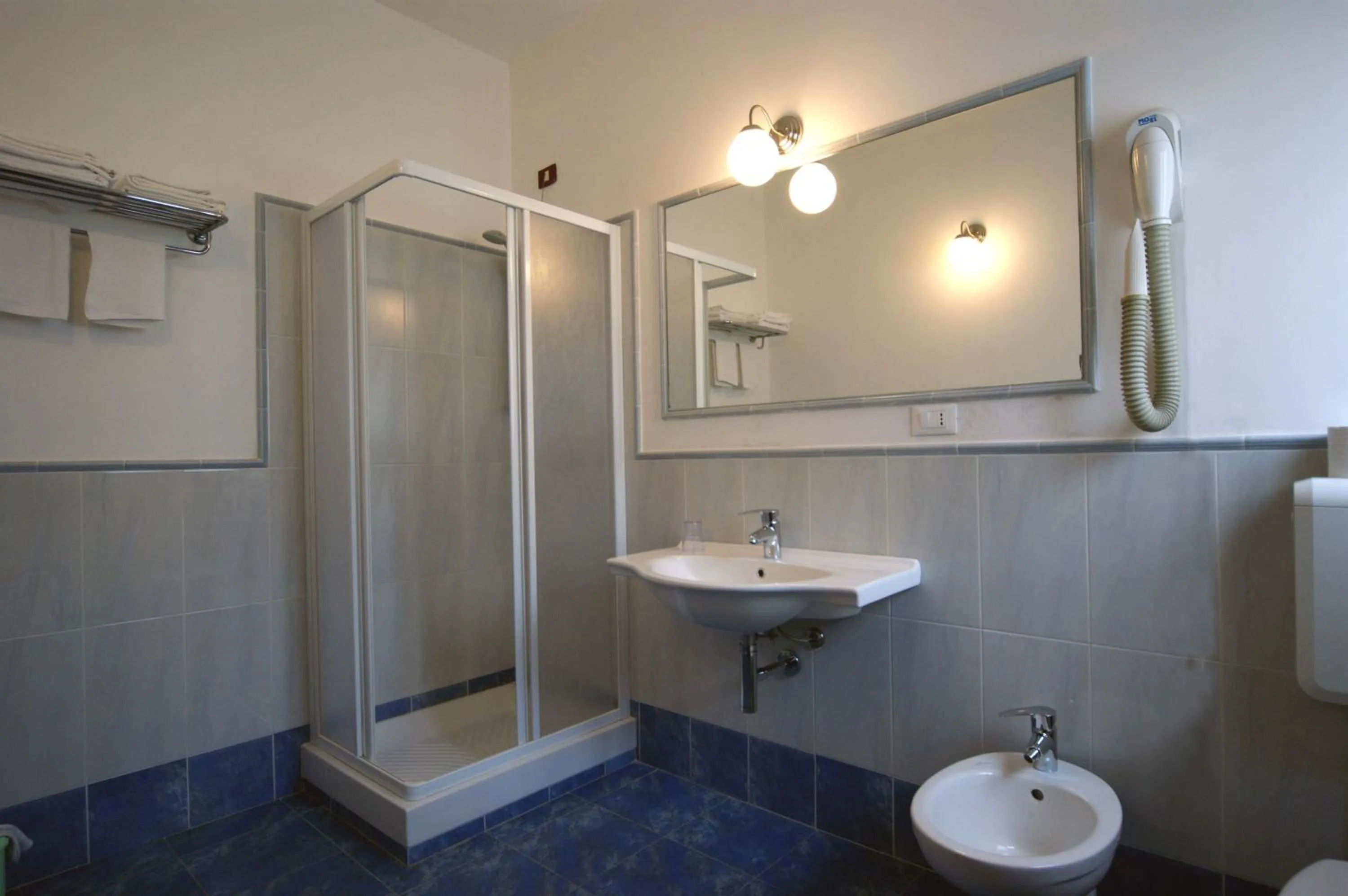 Shower in Hotel Liberty