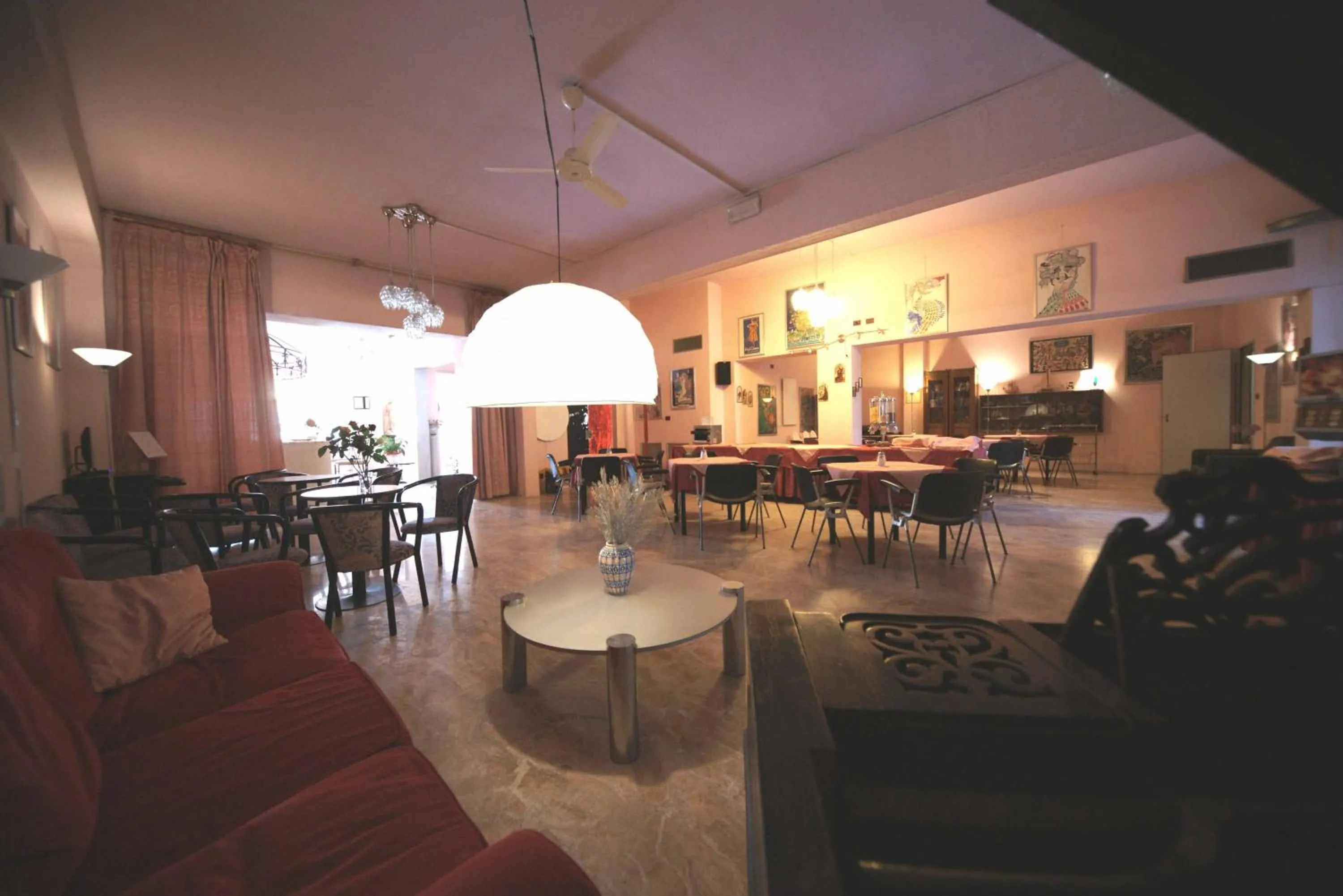 Restaurant/places to eat in Hotel Liberty