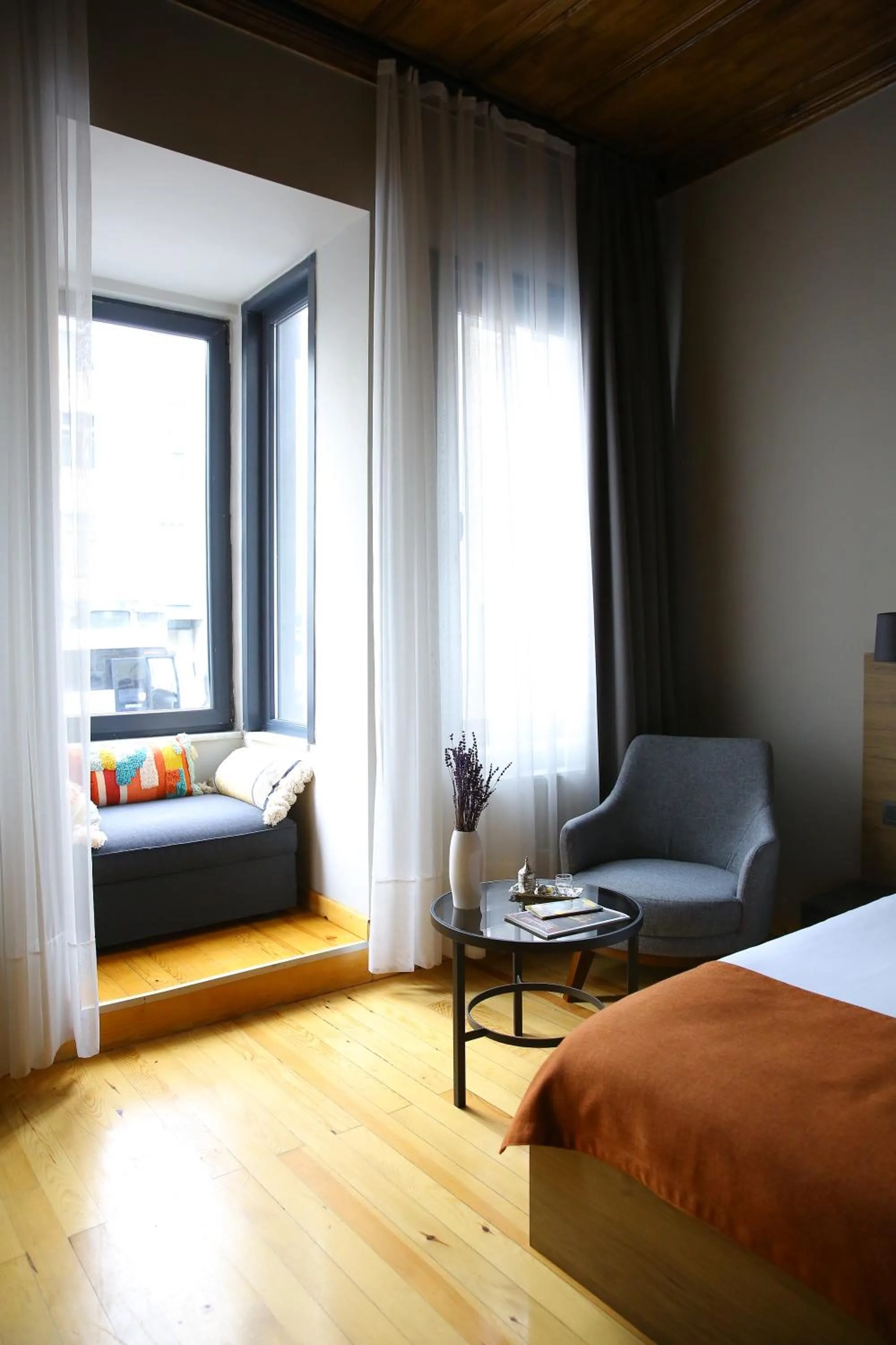 Seating area, Bed in ROCO Beyoglu