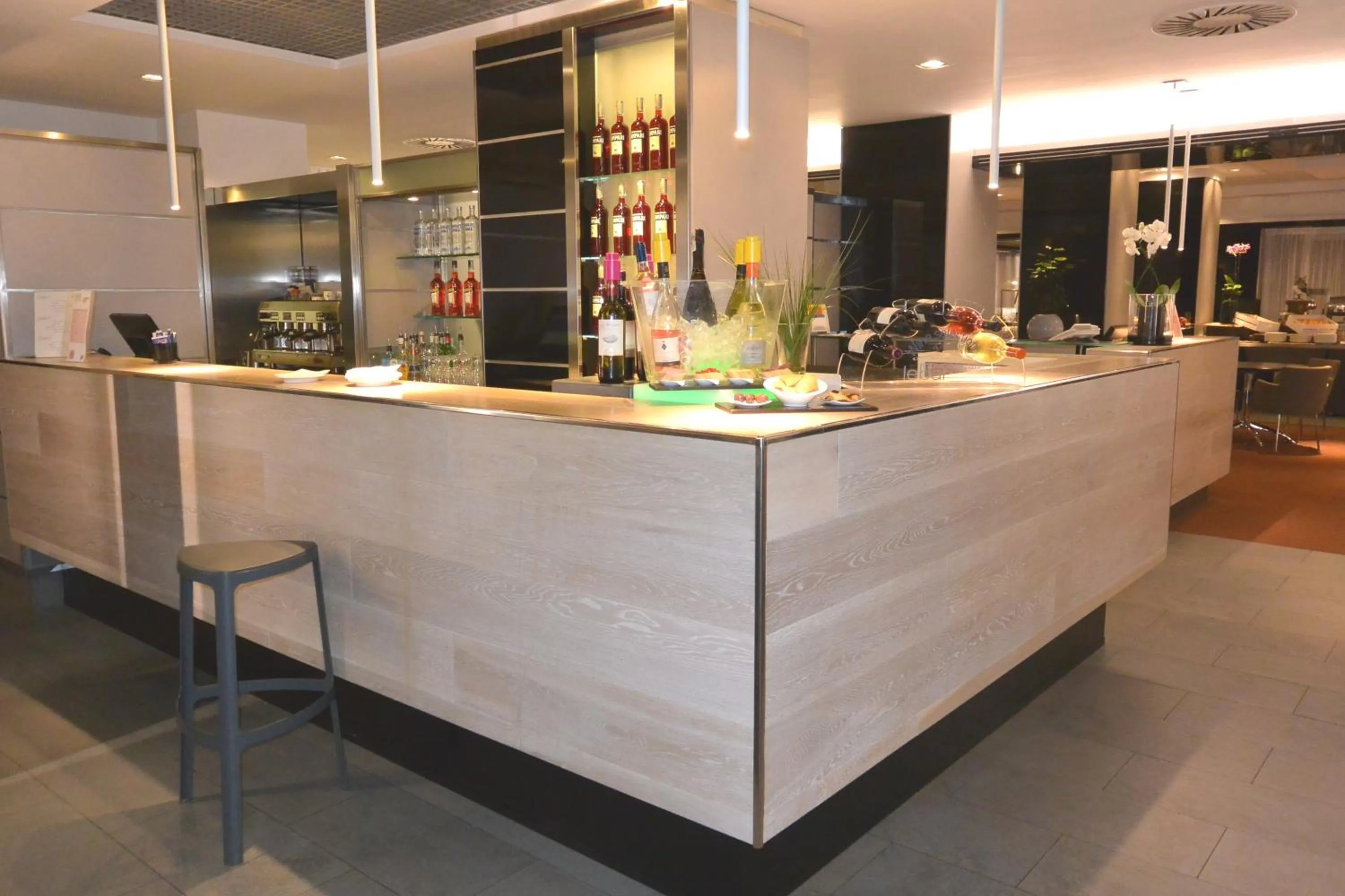 Lounge or bar in Novotel Milano Nord Ca' Granda