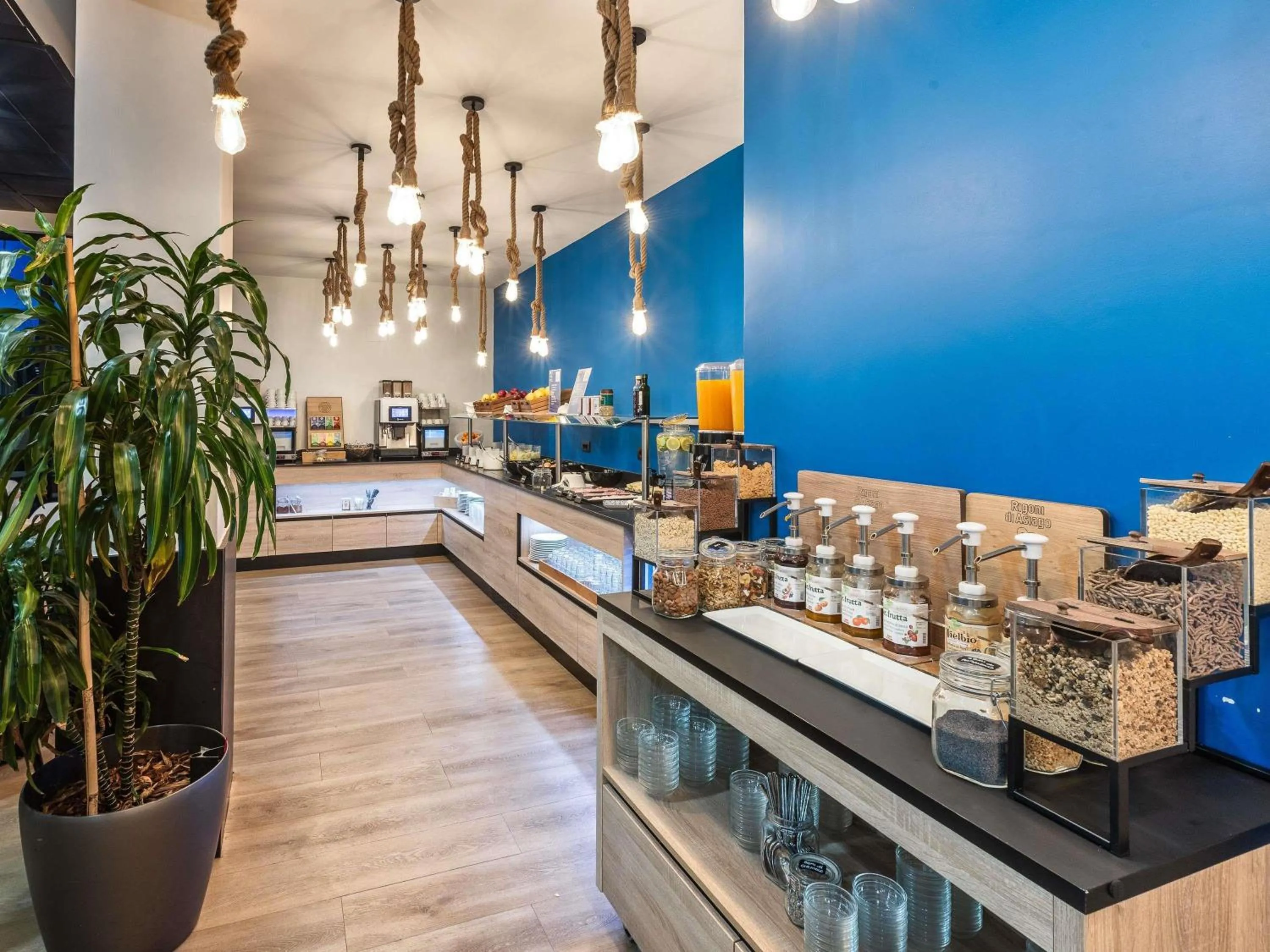 Restaurant/places to eat in Novotel Genova City