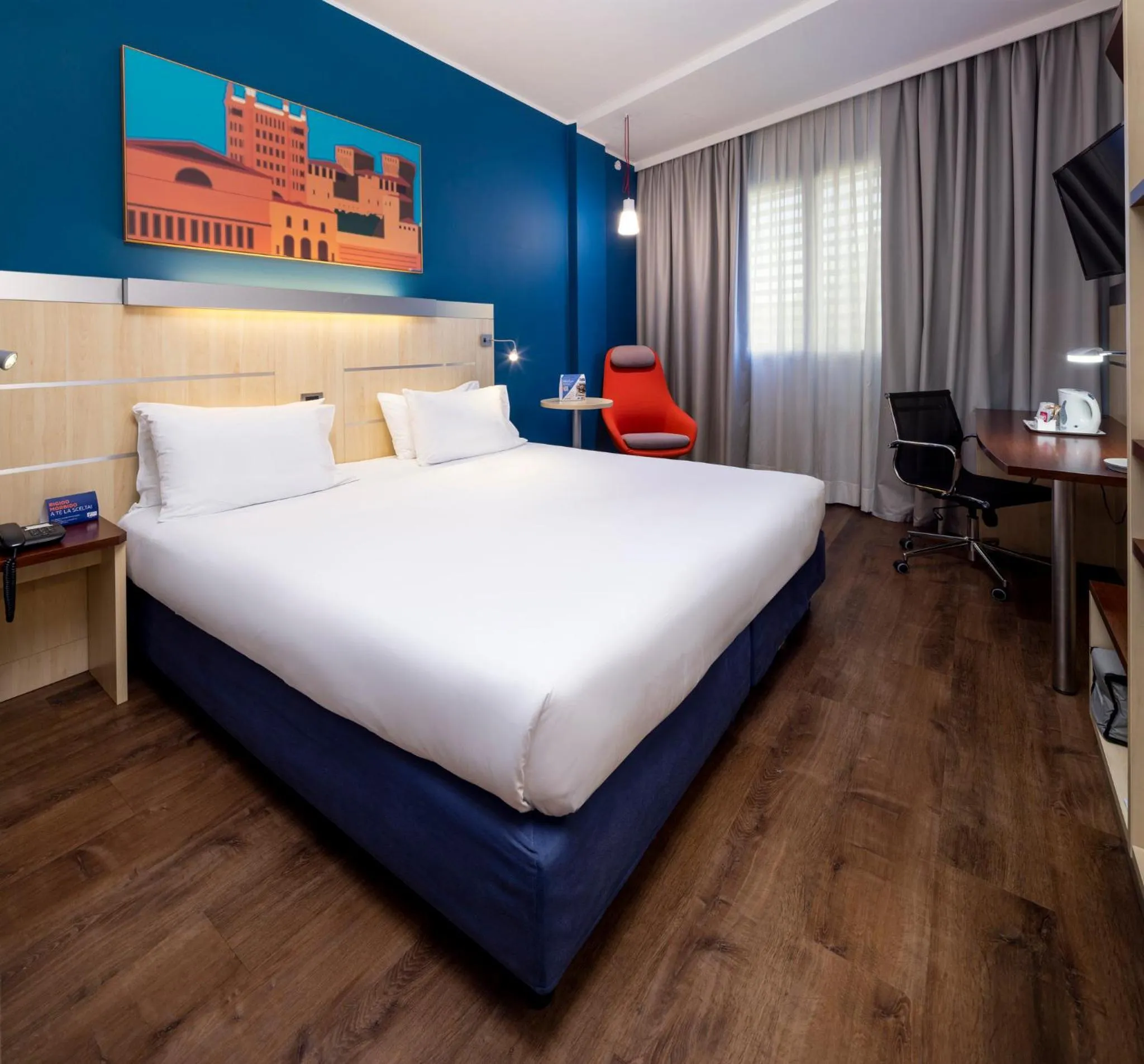 Photo of the whole room, Bed in Holiday Inn Express Parma by IHG