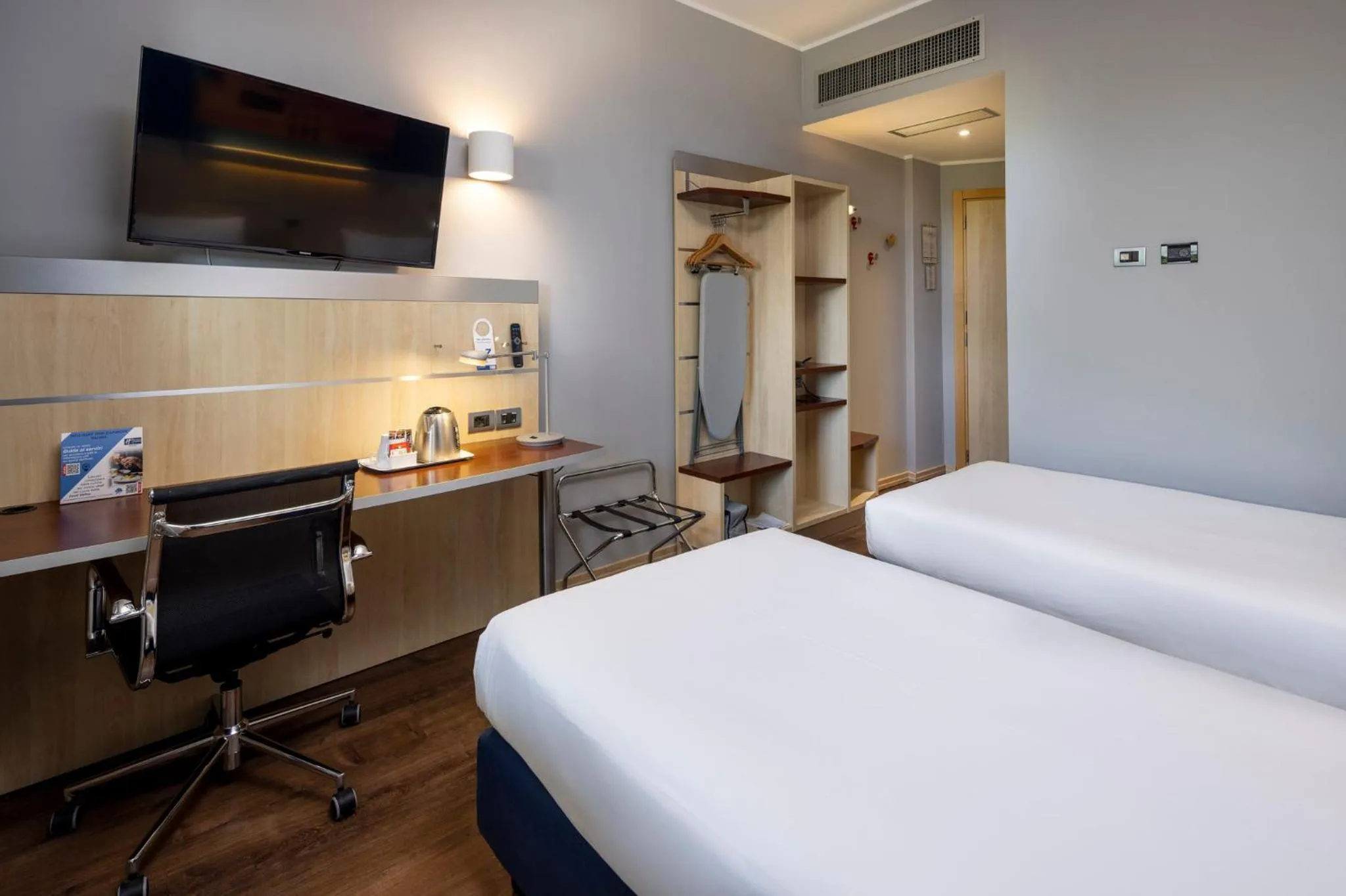 Photo of the whole room, Bed in Holiday Inn Express Parma by IHG