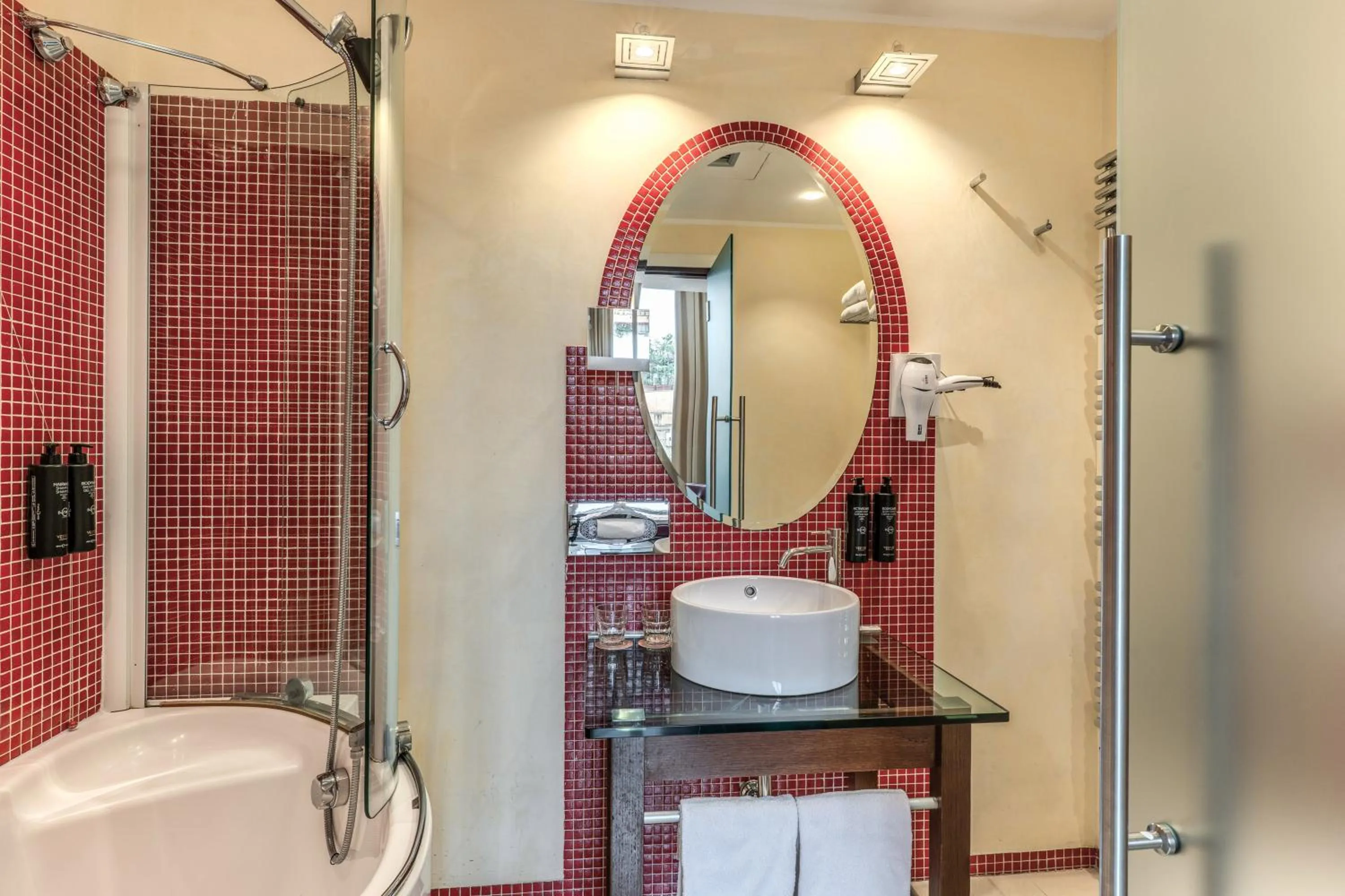 Shower in La Griffe Hotel Roma