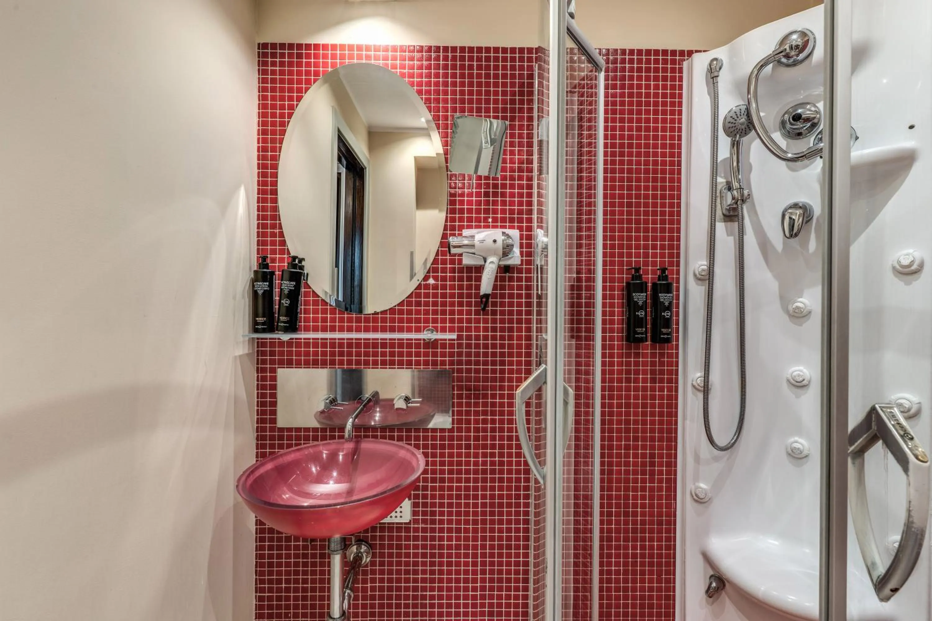 Shower in La Griffe Hotel Roma