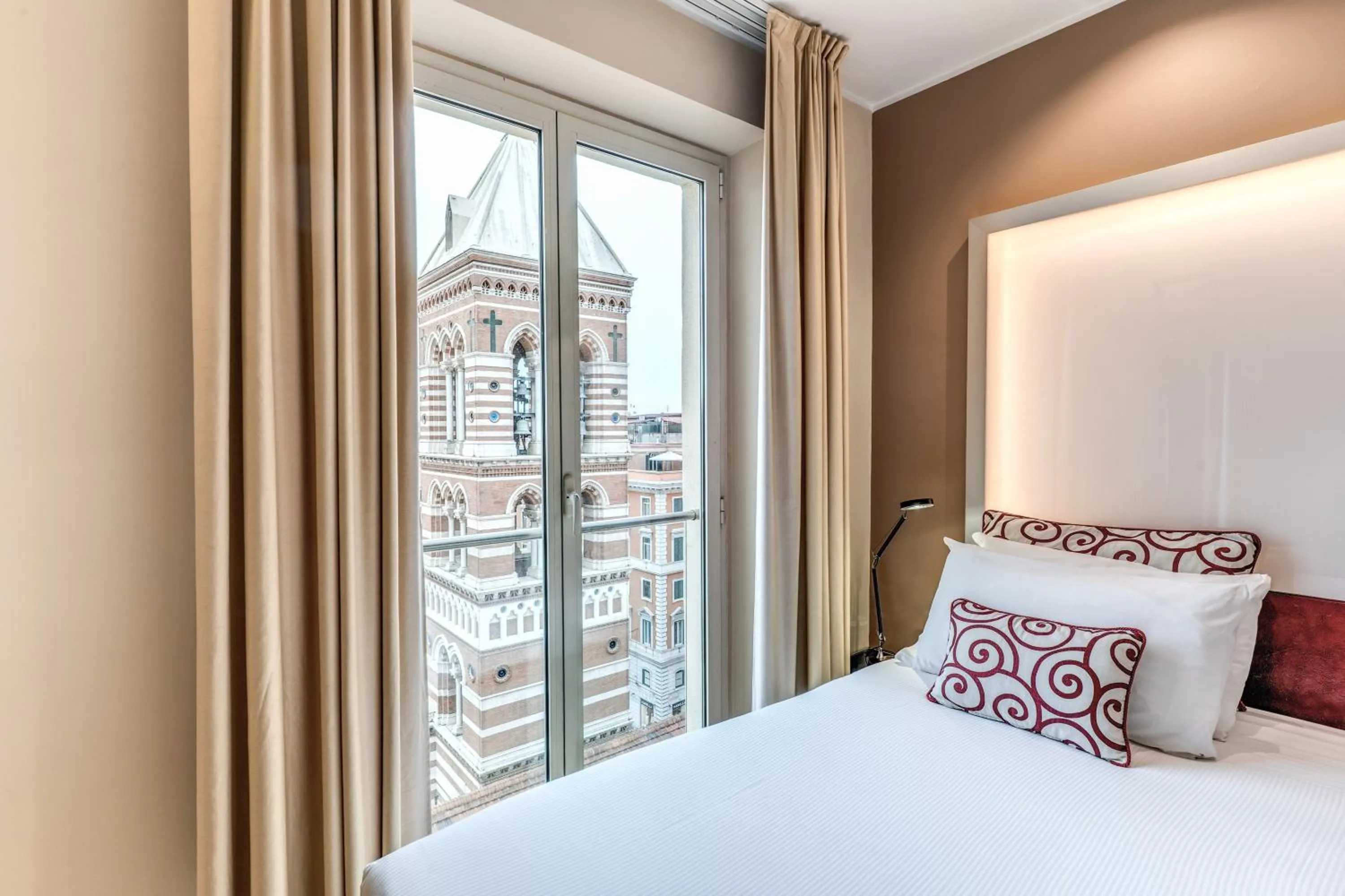 Bed in La Griffe Hotel Roma