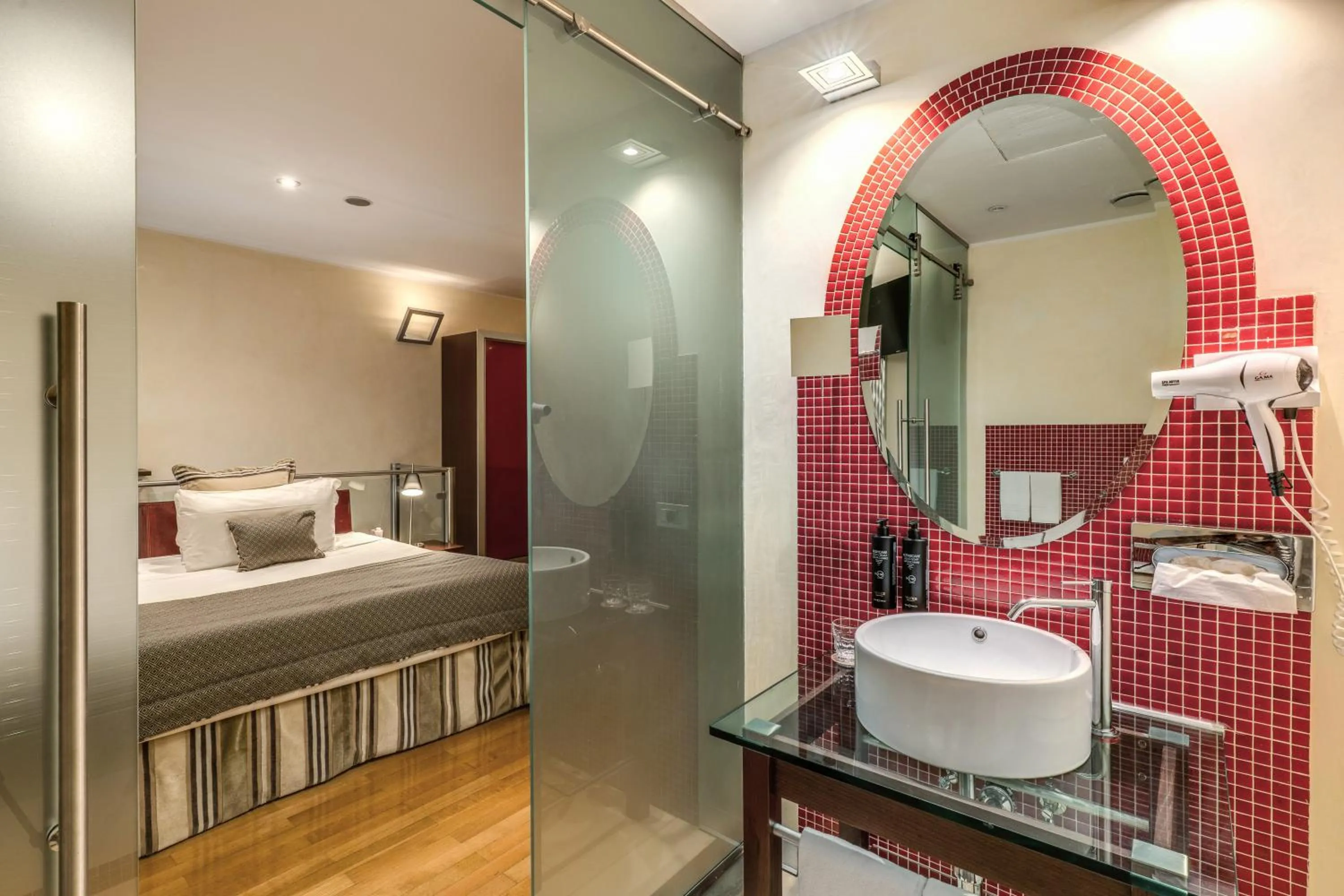 Bathroom, Bed in La Griffe Hotel Roma