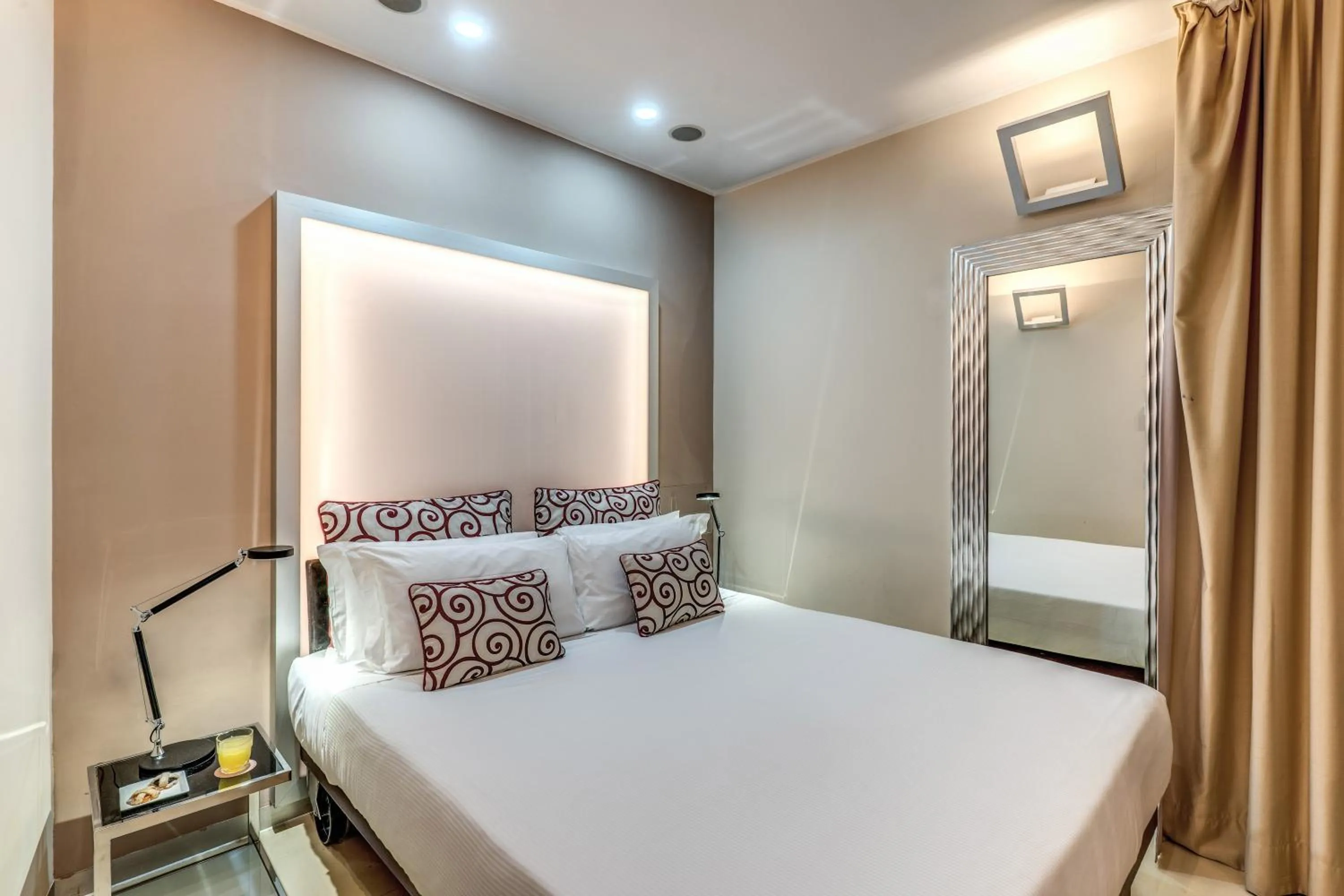 Bed in La Griffe Hotel Roma