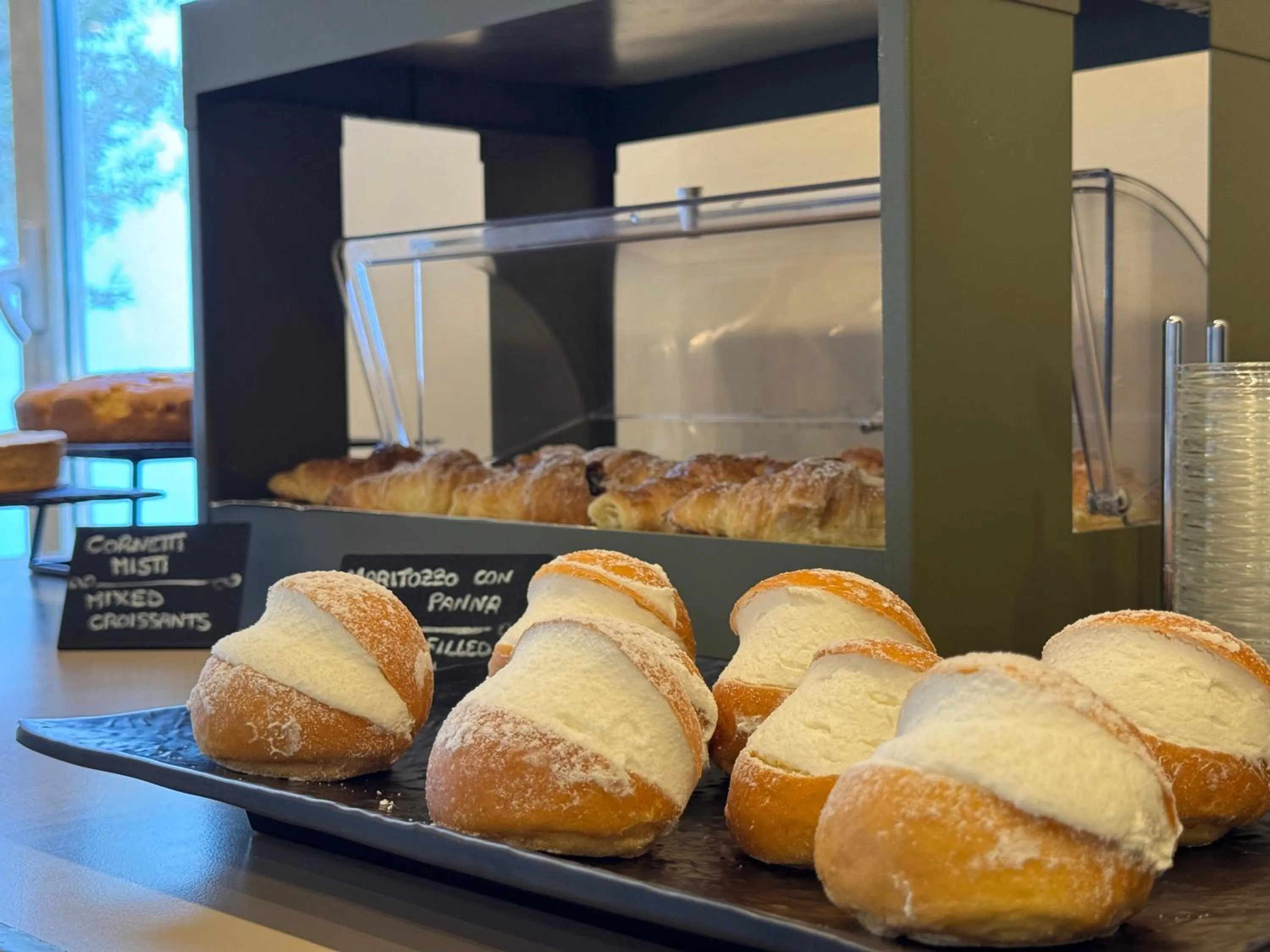 Food and drinks in La Griffe Hotel Roma