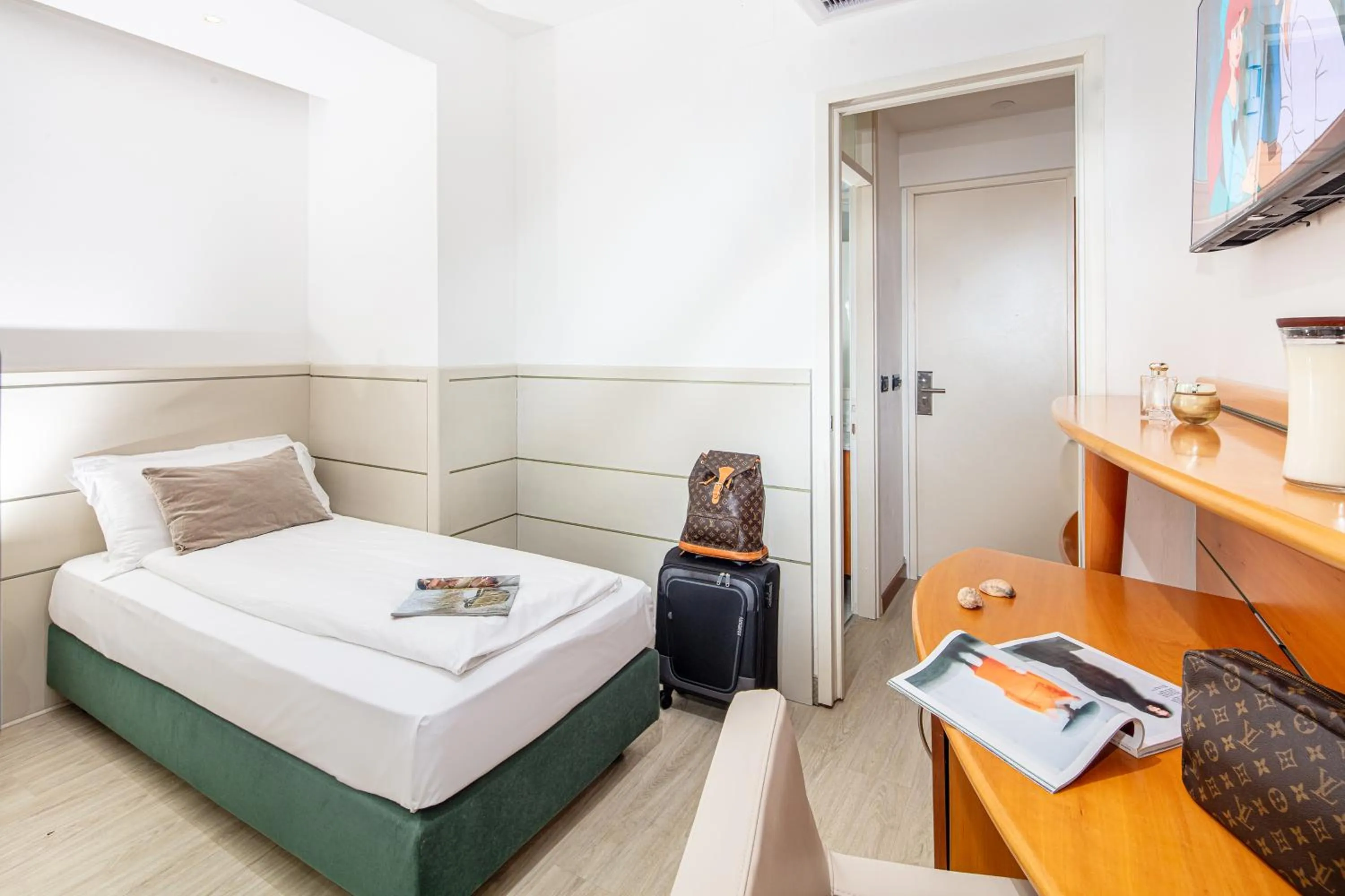 Property building, Bed in Park Hotel