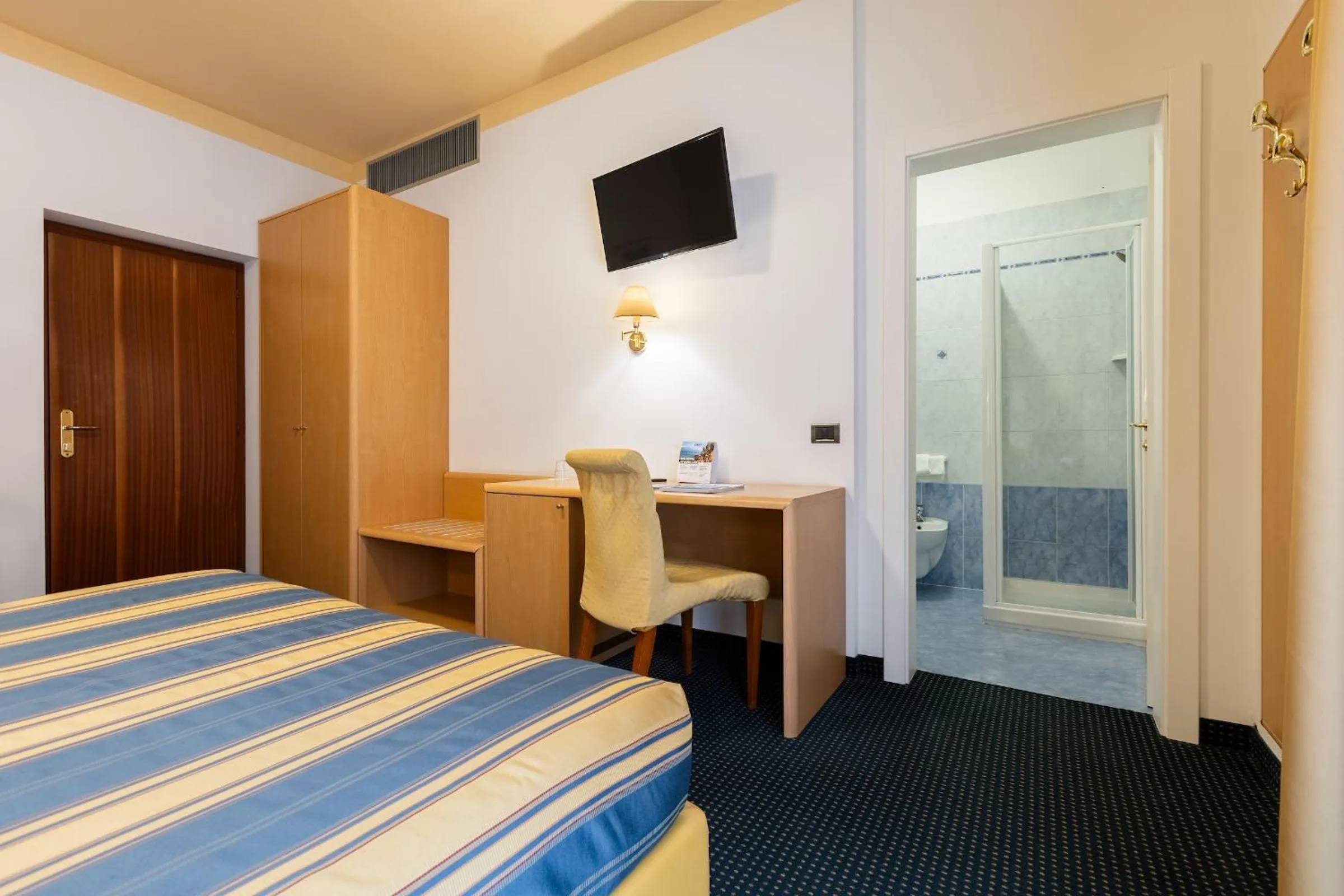 Bathroom, Bed in Brione Green Resort