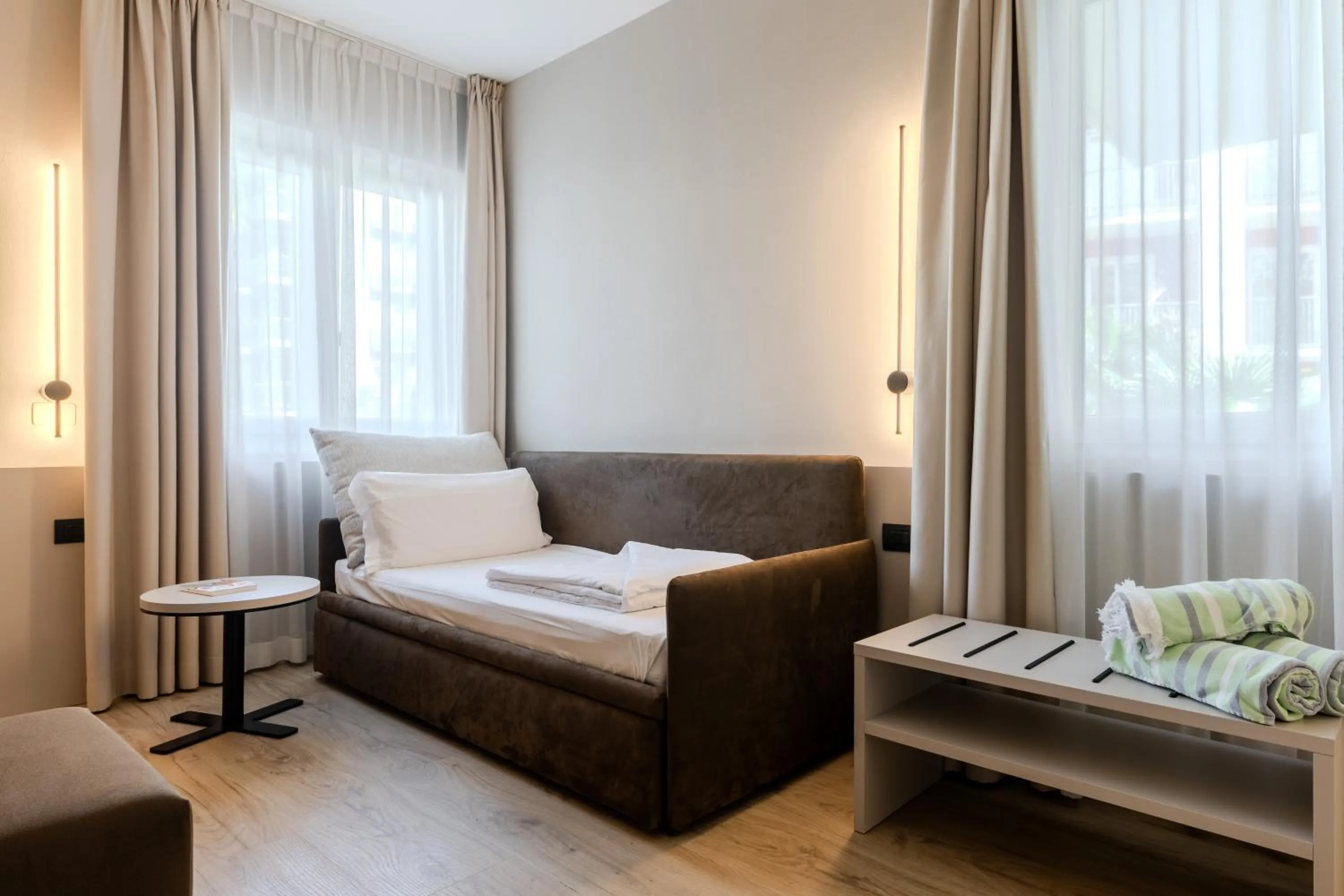 Communal lounge/ TV room, Bed in Brione Green Resort