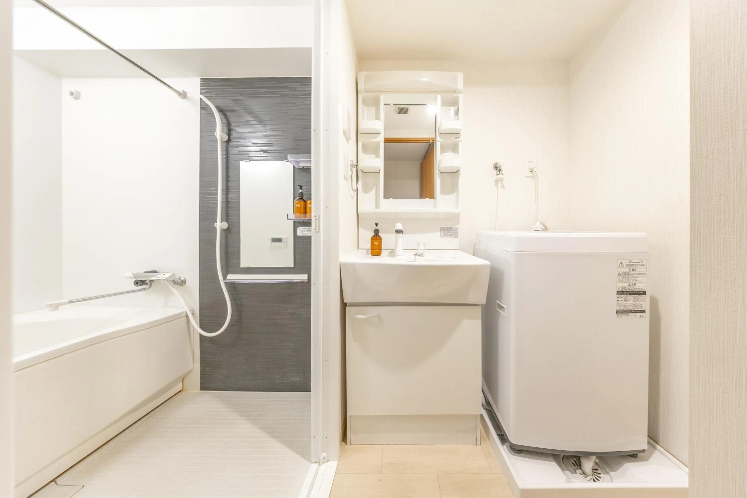 Shower in Dash Living Shinjuku