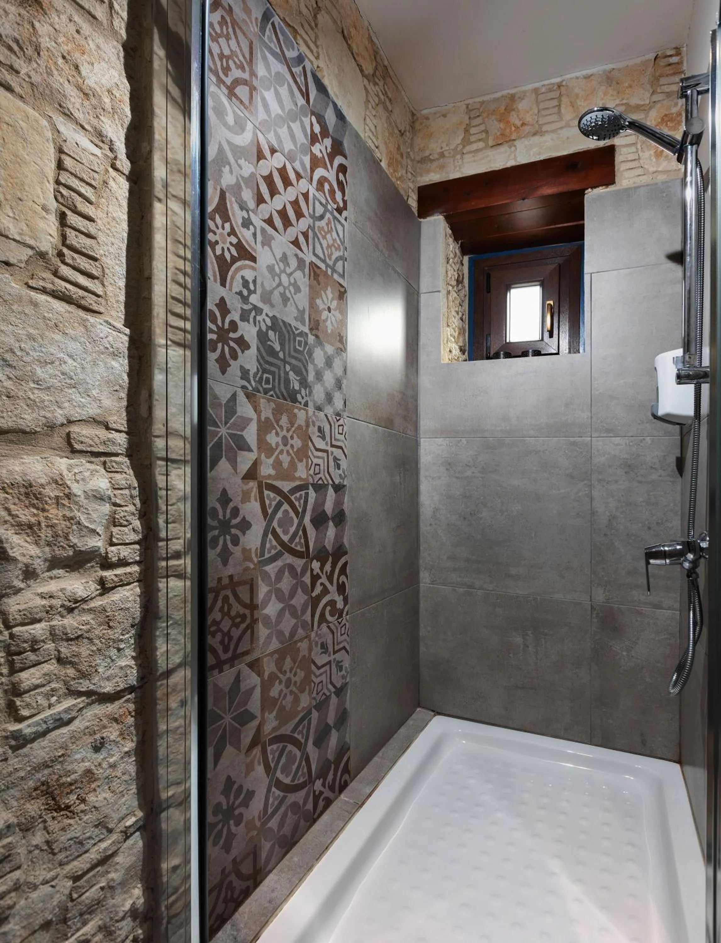 Shower in Oinoessa Traditional Boutique Guest Houses