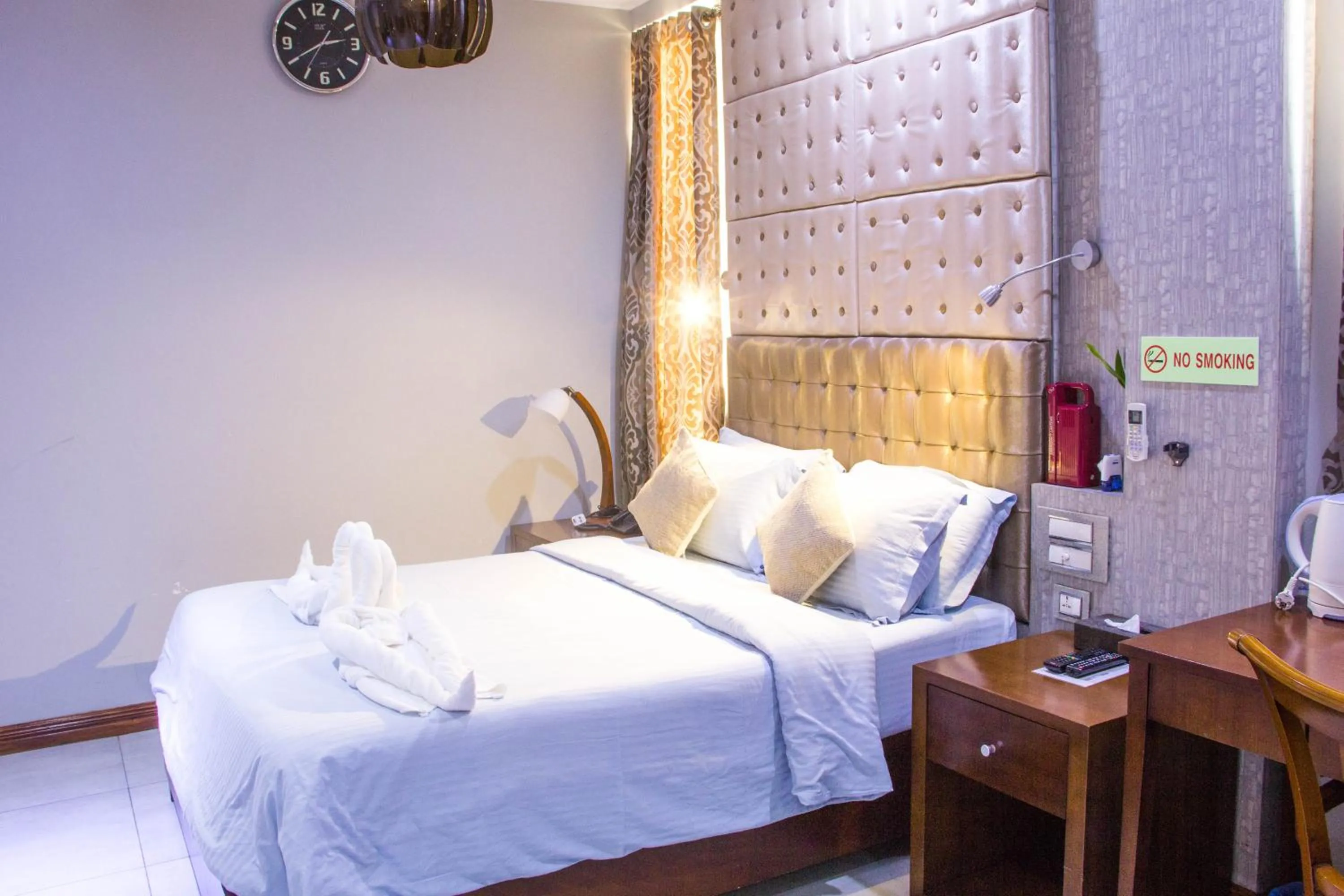 Bedroom, Bed in Newtown Inn