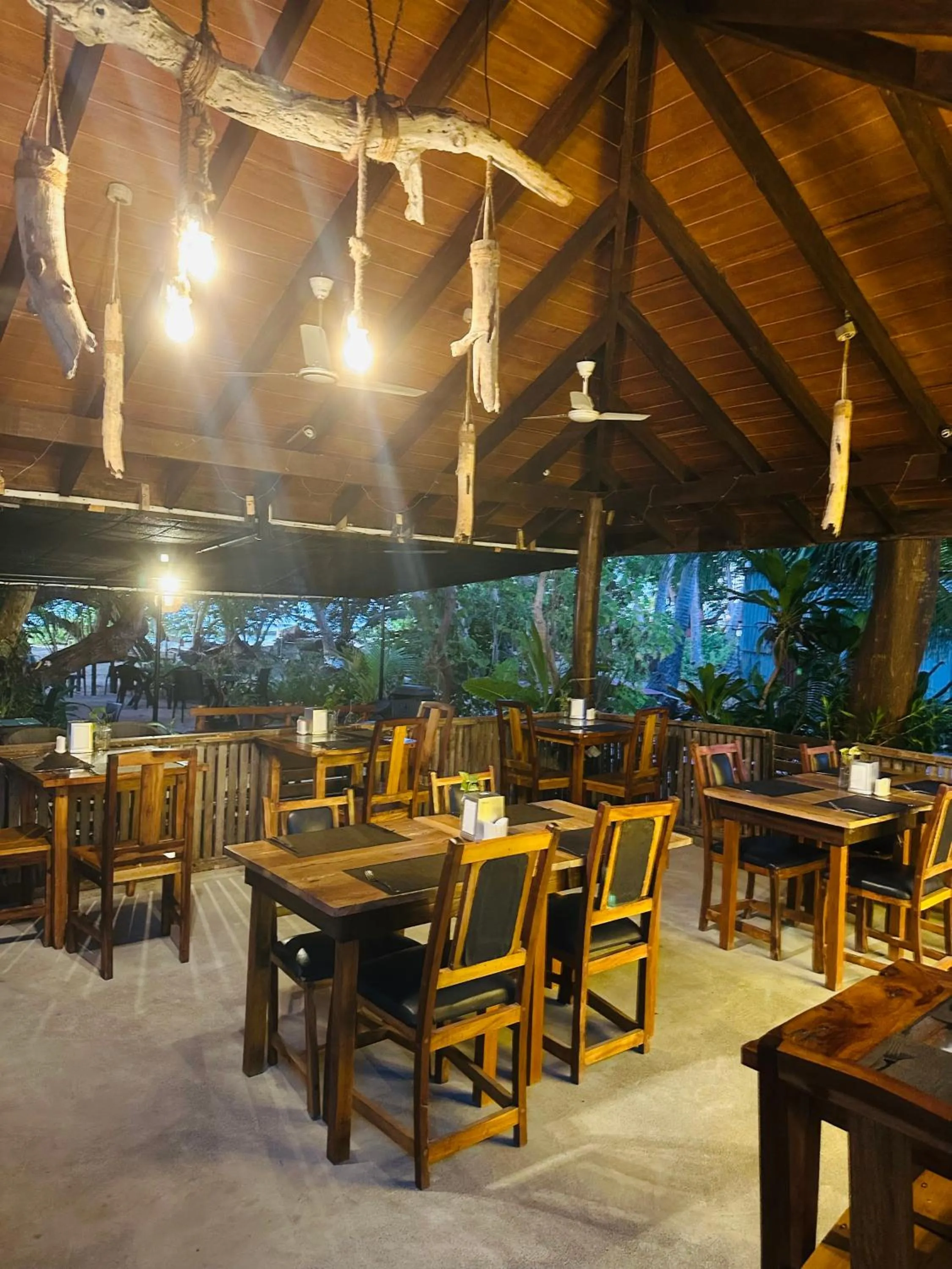 Restaurant/places to eat in Thundi Sea View