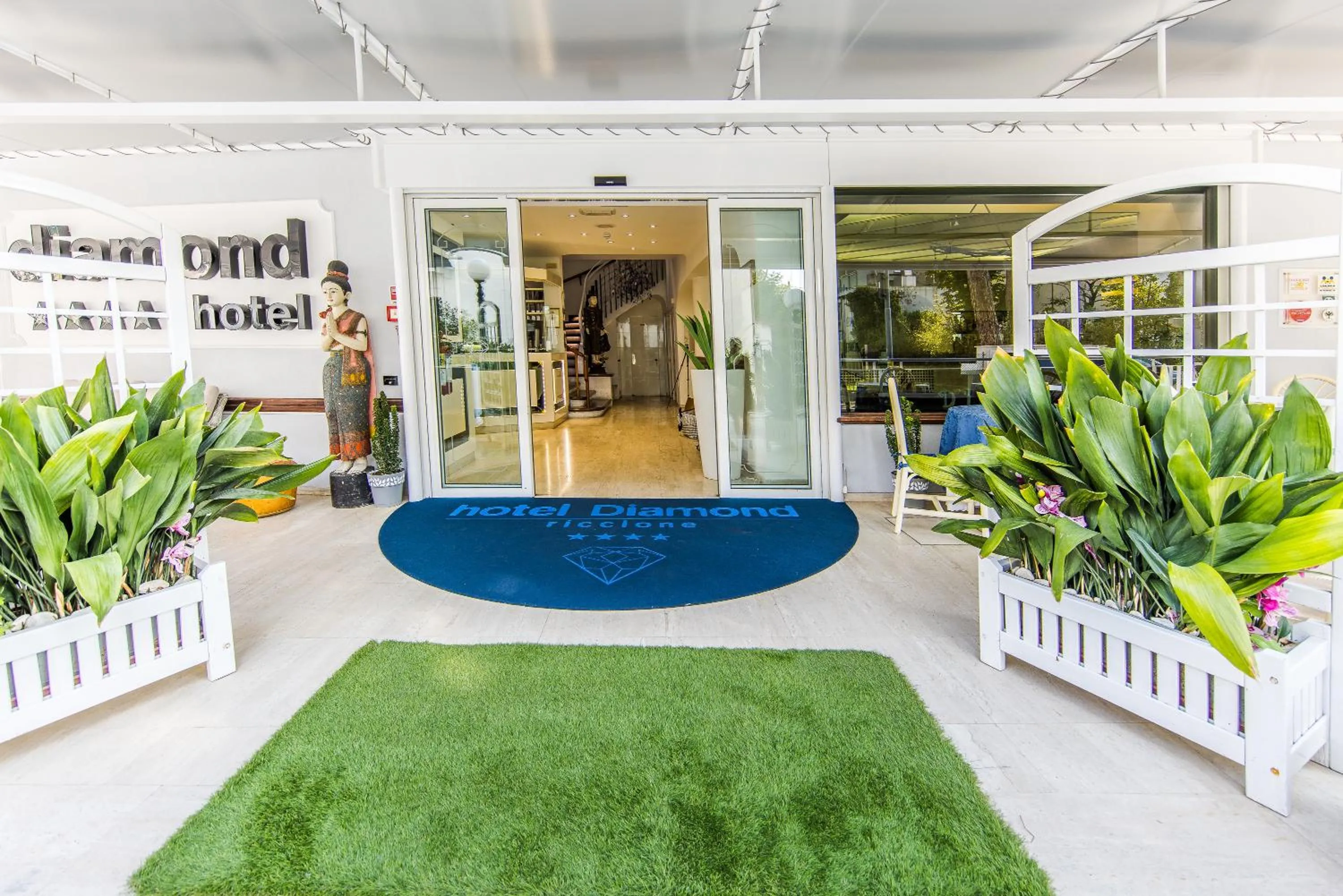 Facade/entrance in Hotel Diamond