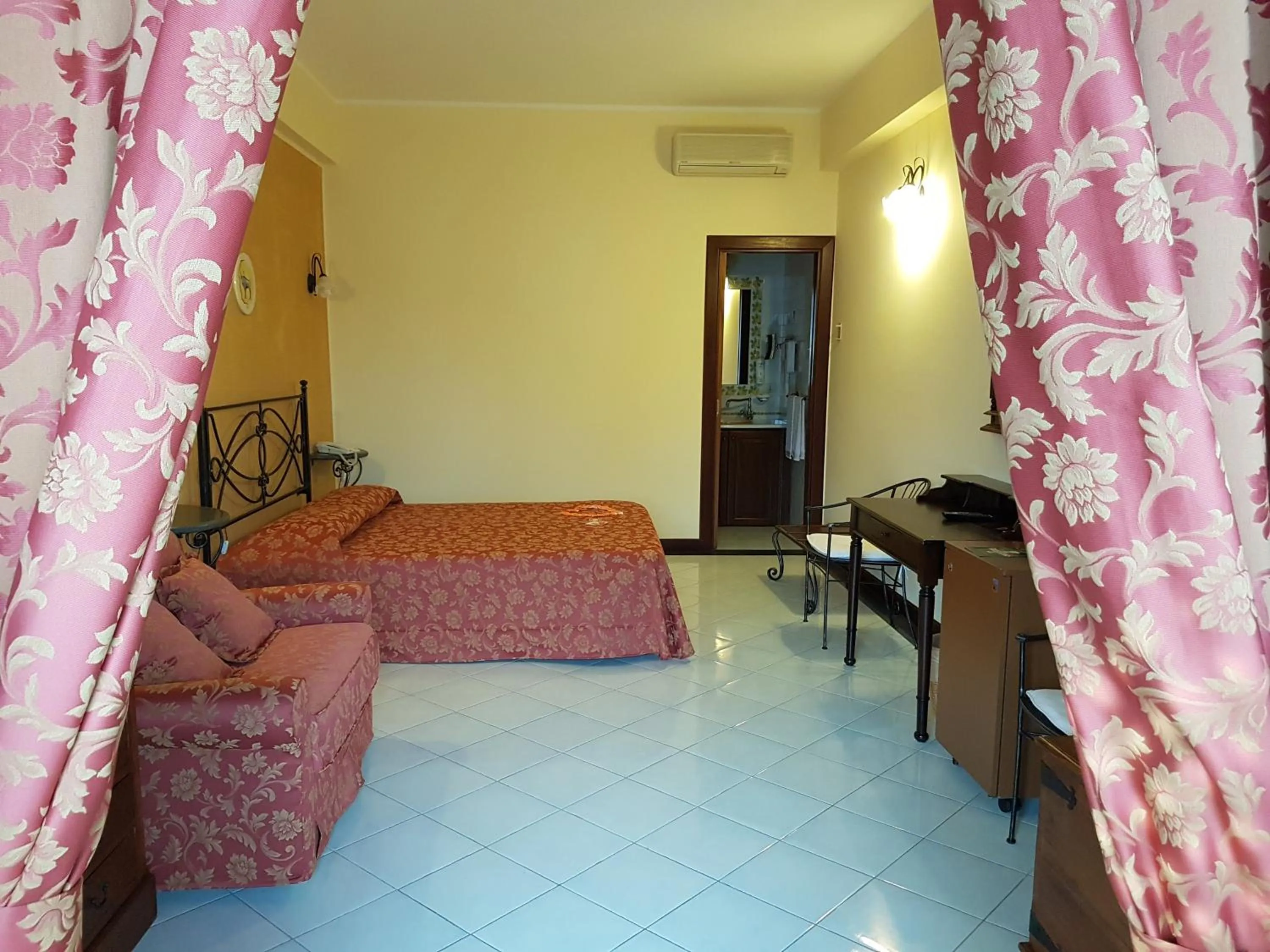 Photo of the whole room, Bed in Hotel A Pinnata