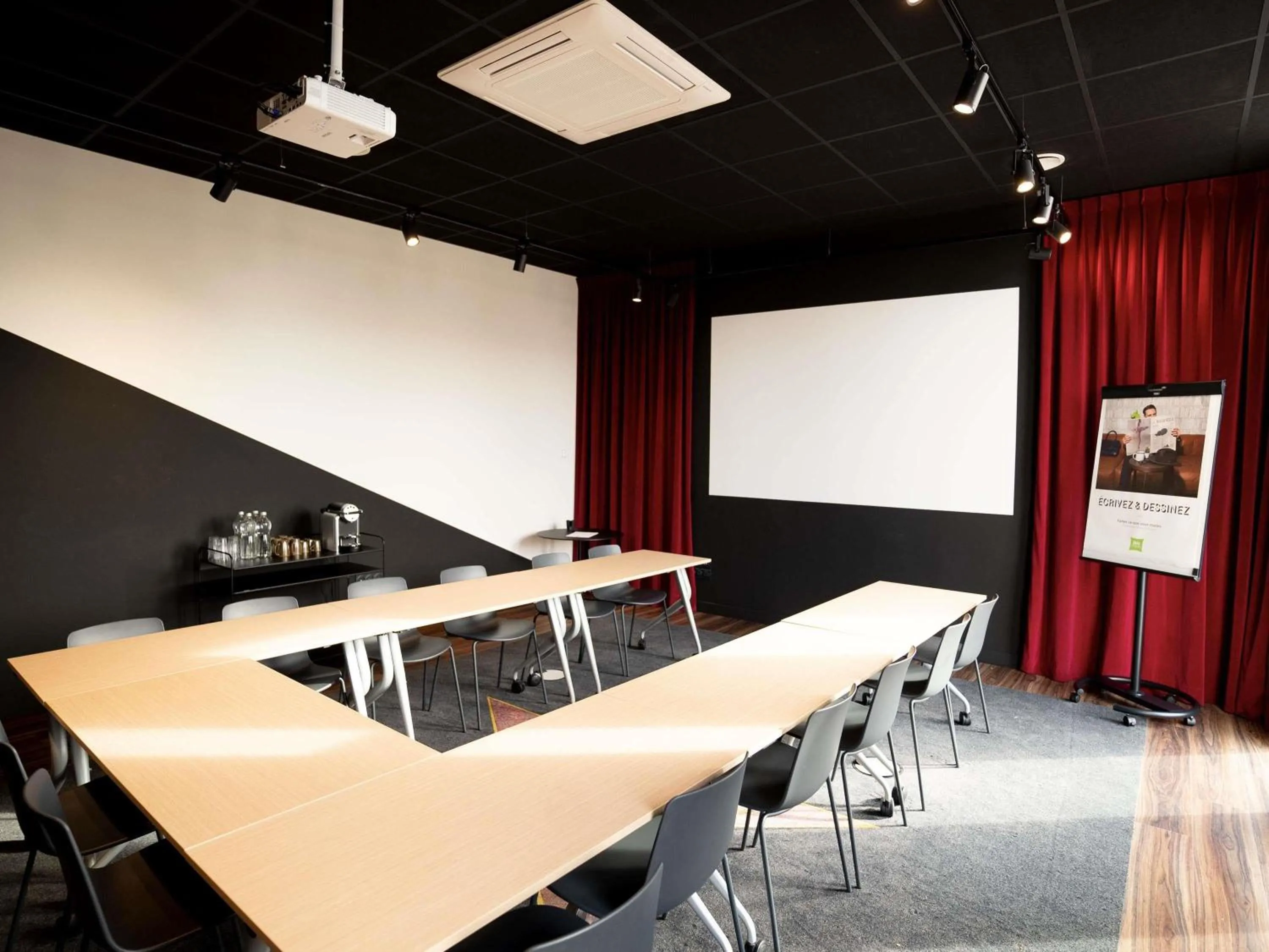 Meeting/conference room in ibis Styles Lens Centre Gare
