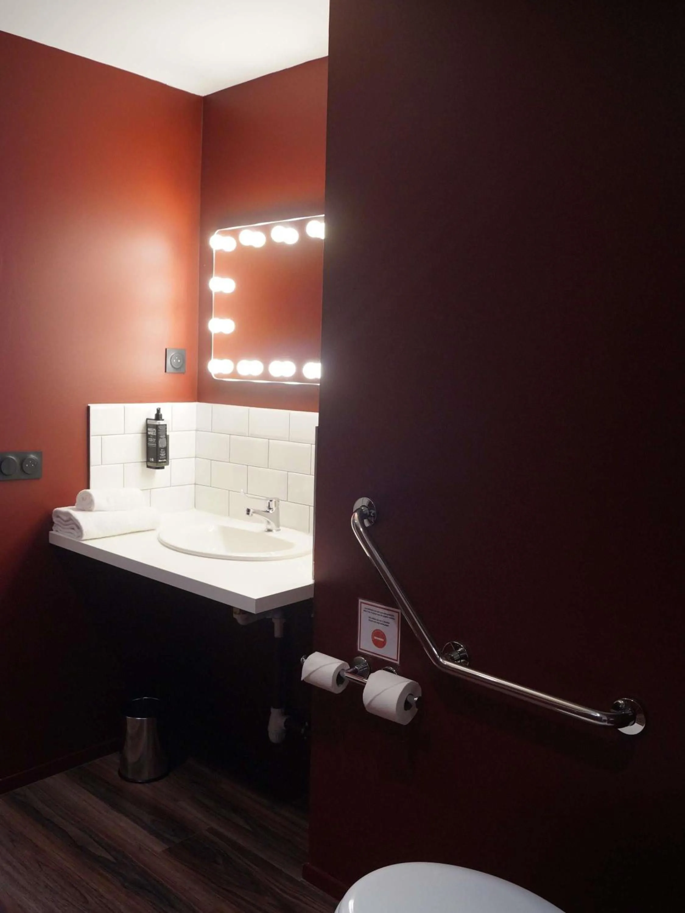 Bedroom in ibis Styles Lens Centre Gare