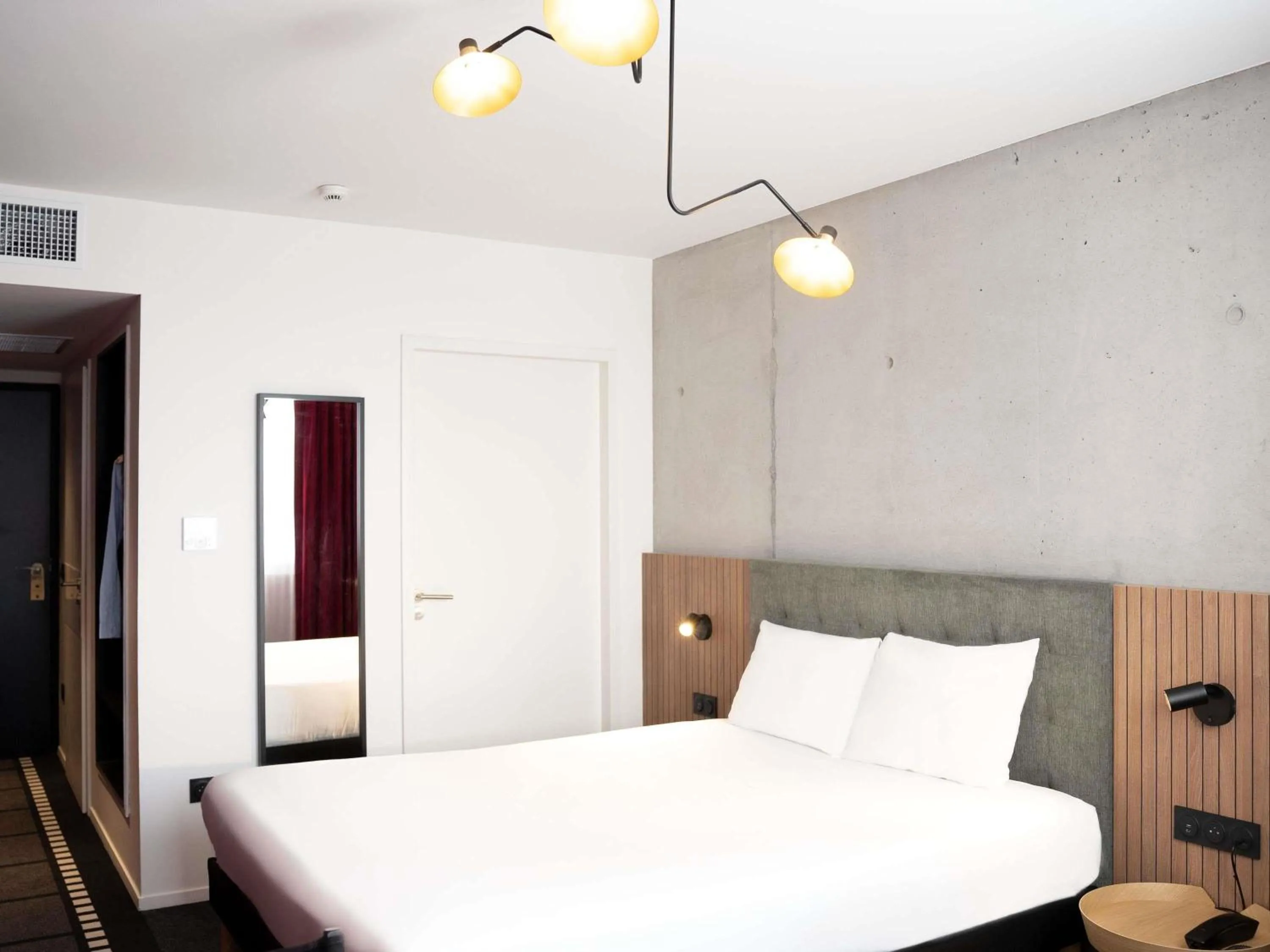 Bedroom, Bed in ibis Styles Lens Centre Gare