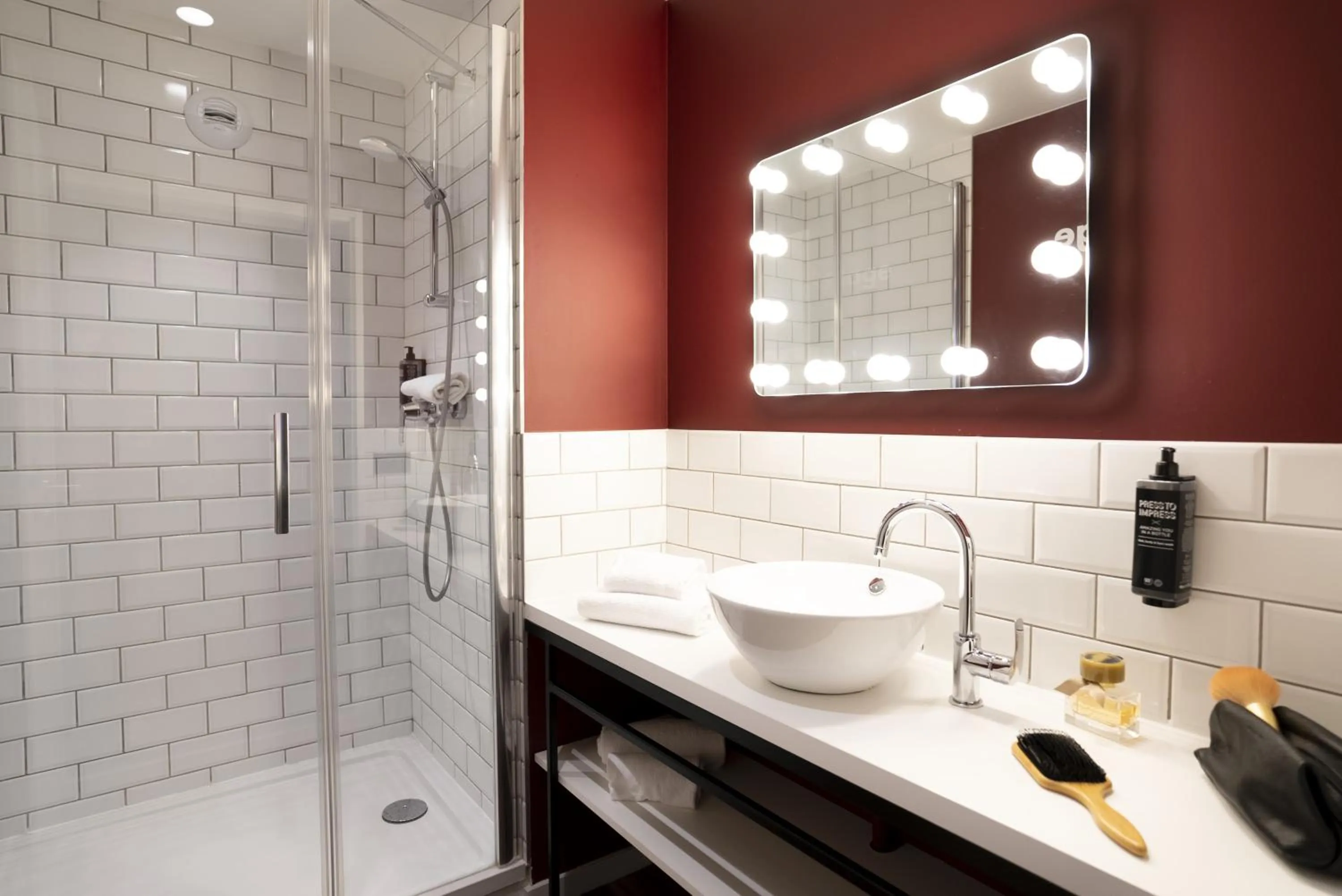 Bathroom in ibis Styles Lens Centre Gare