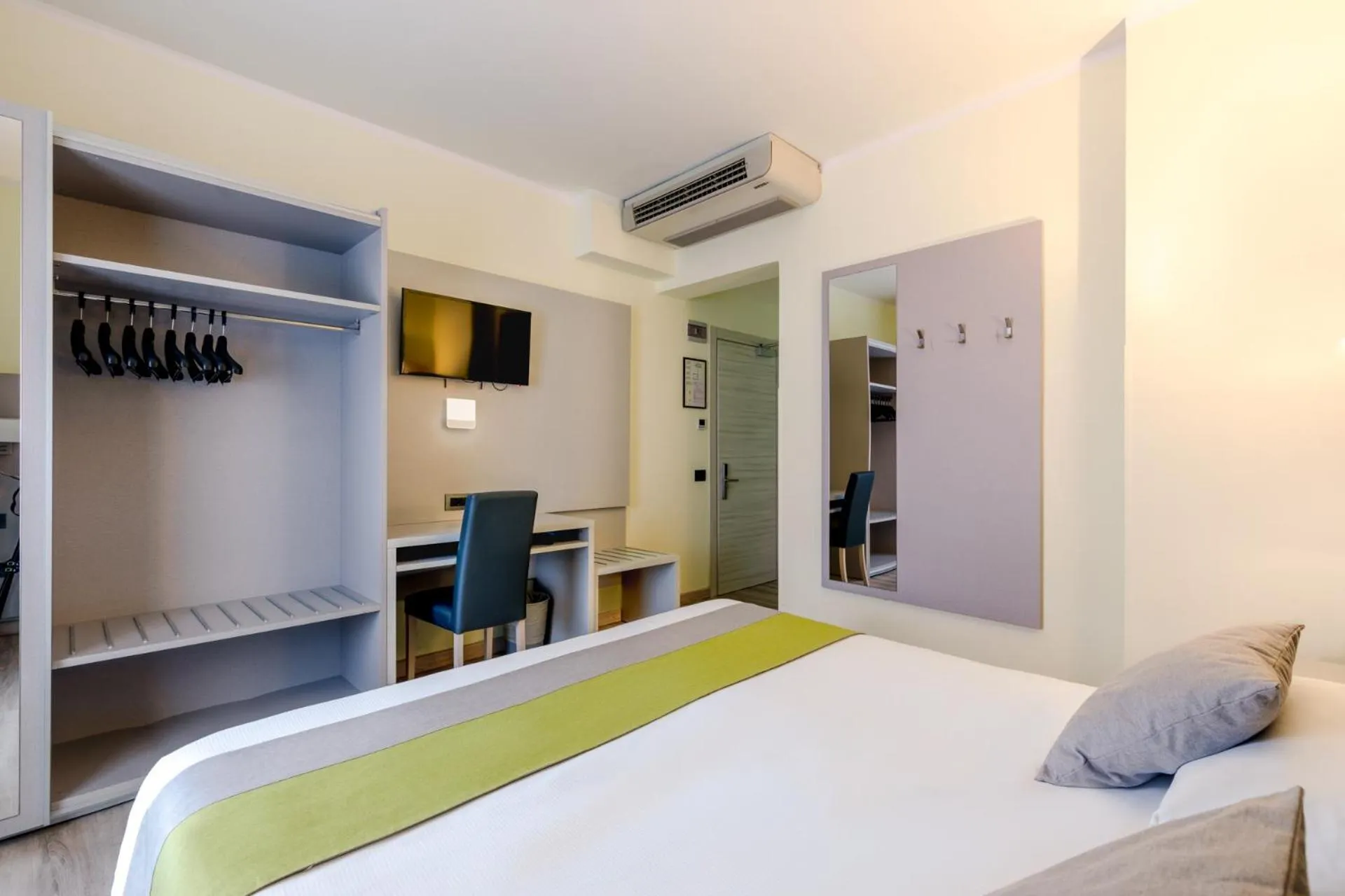 TV and multimedia, Bed in Hotel Aurora