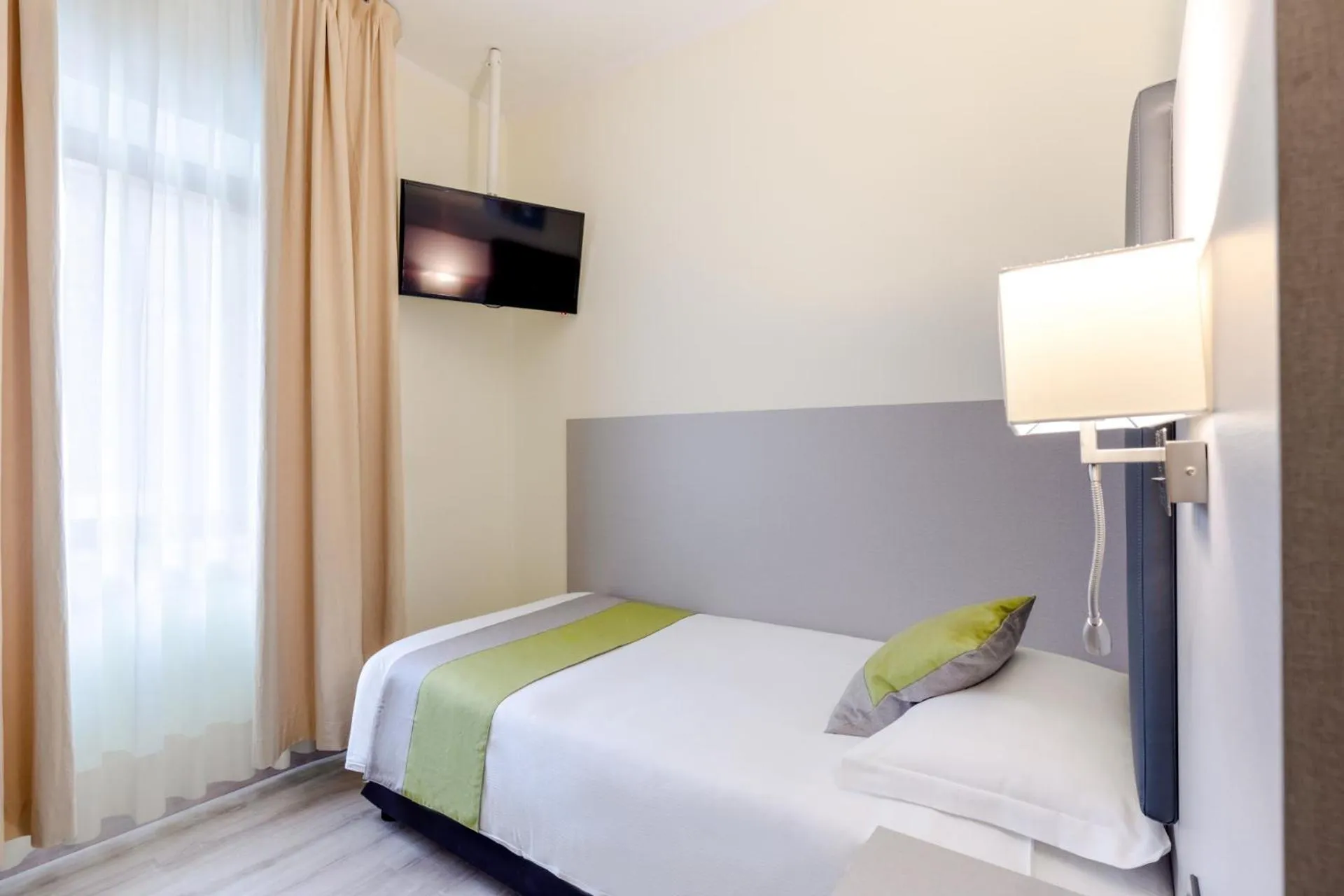 TV and multimedia, Bed in Hotel Aurora