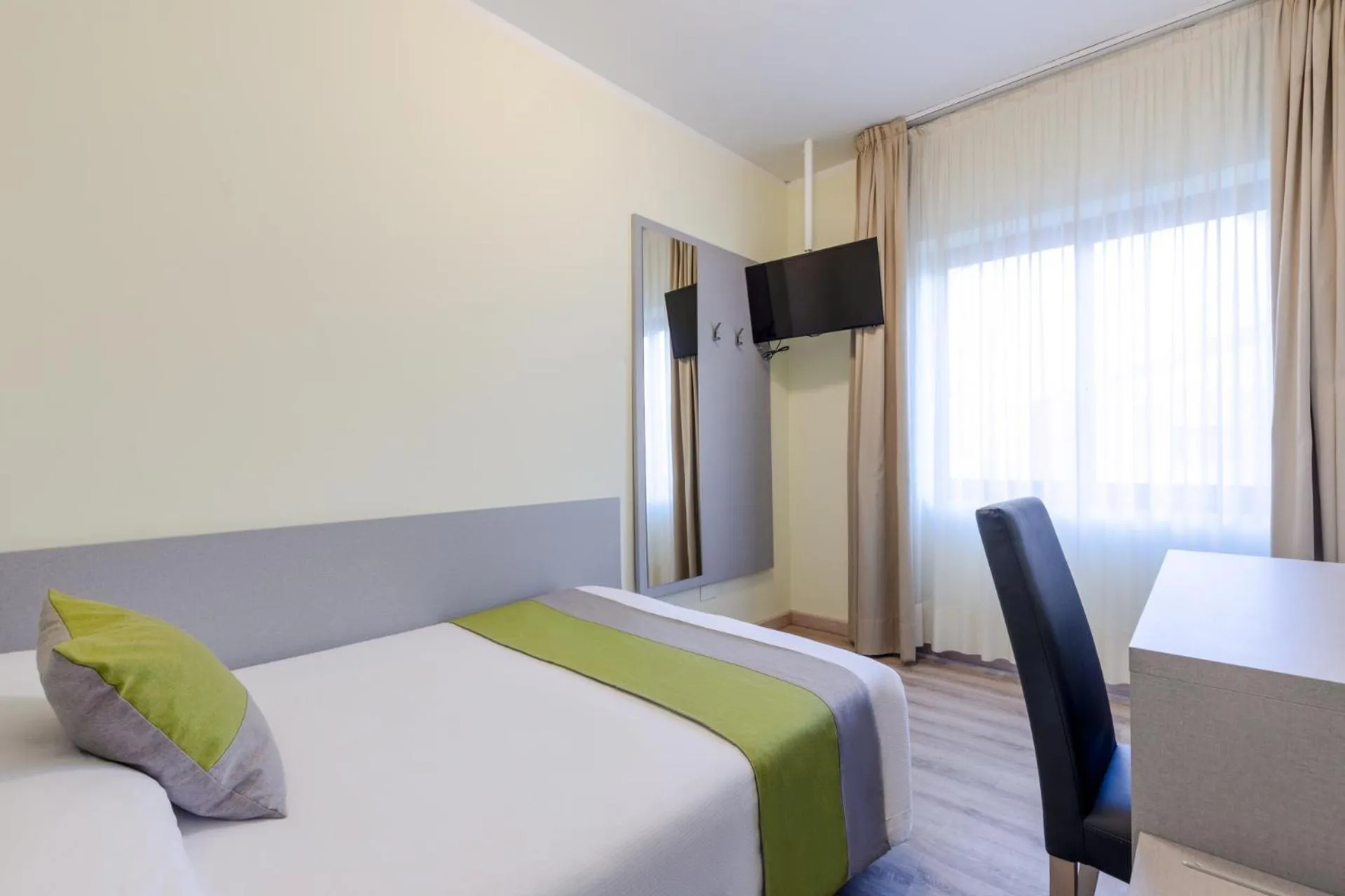 TV and multimedia, Bed in Hotel Aurora