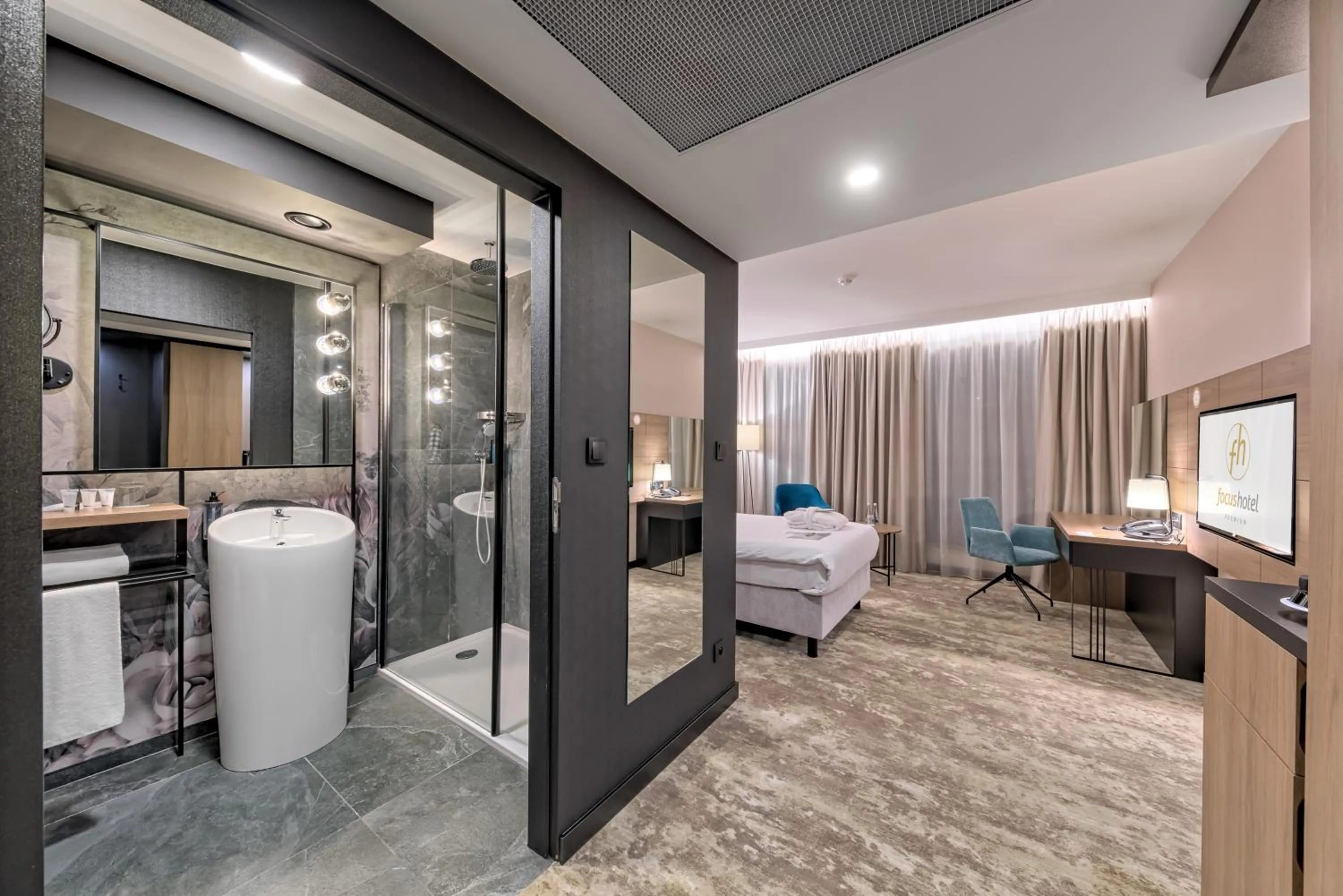 Photo of the whole room, Bed in Focus Hotel Premium Warszawa