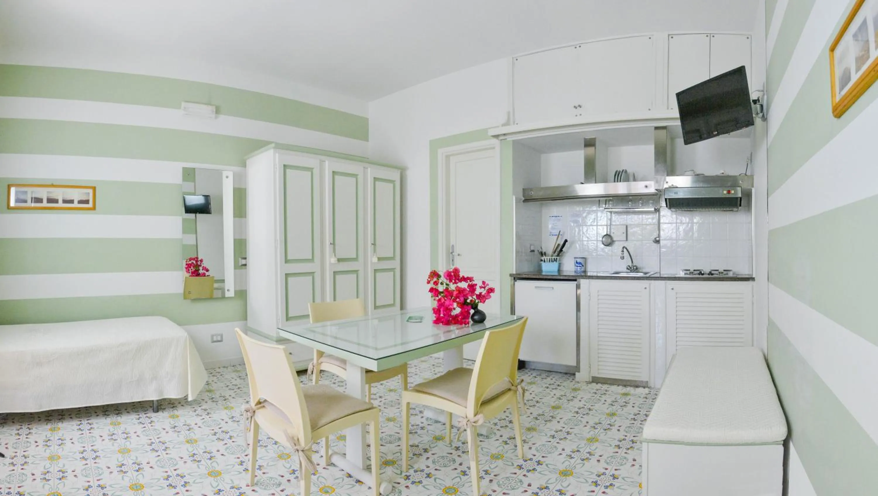 Kitchen or kitchenette in Hotel Residence Mendolita