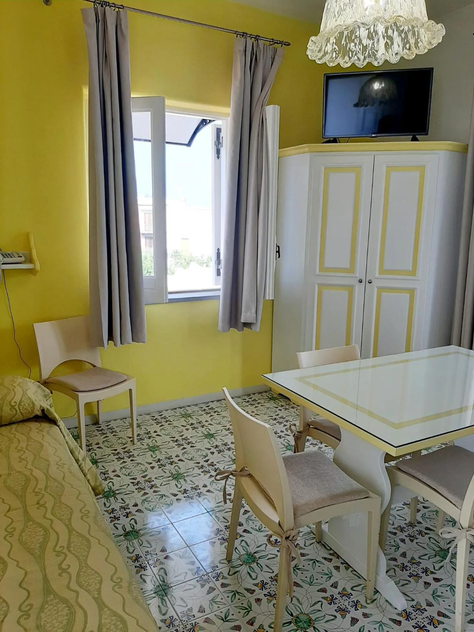 Living room, Bed in Hotel Residence Mendolita